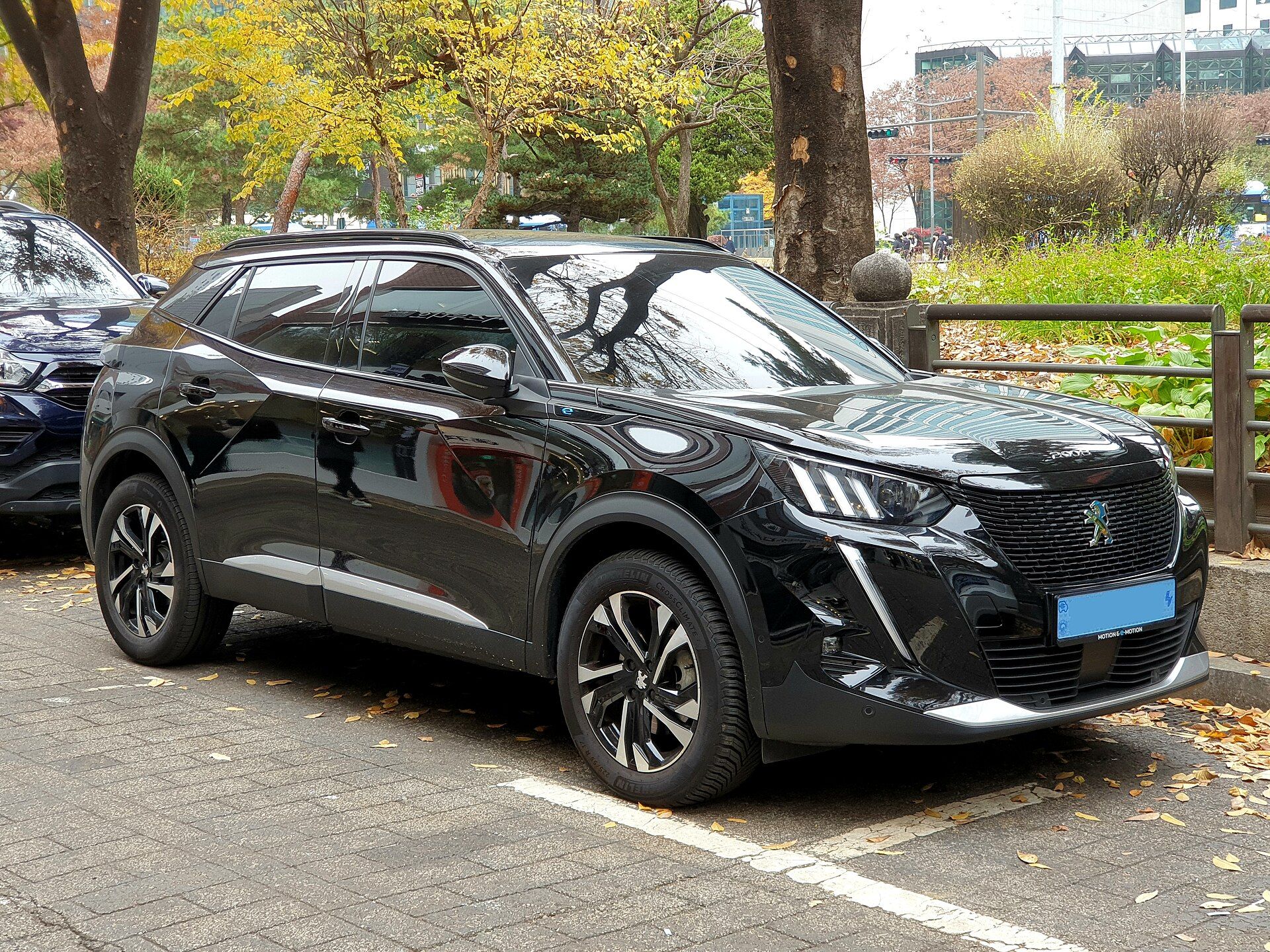 Onyx Siyah Peugeot e-2008 GT (2019–2023 kasa), ön çapraz görünüm