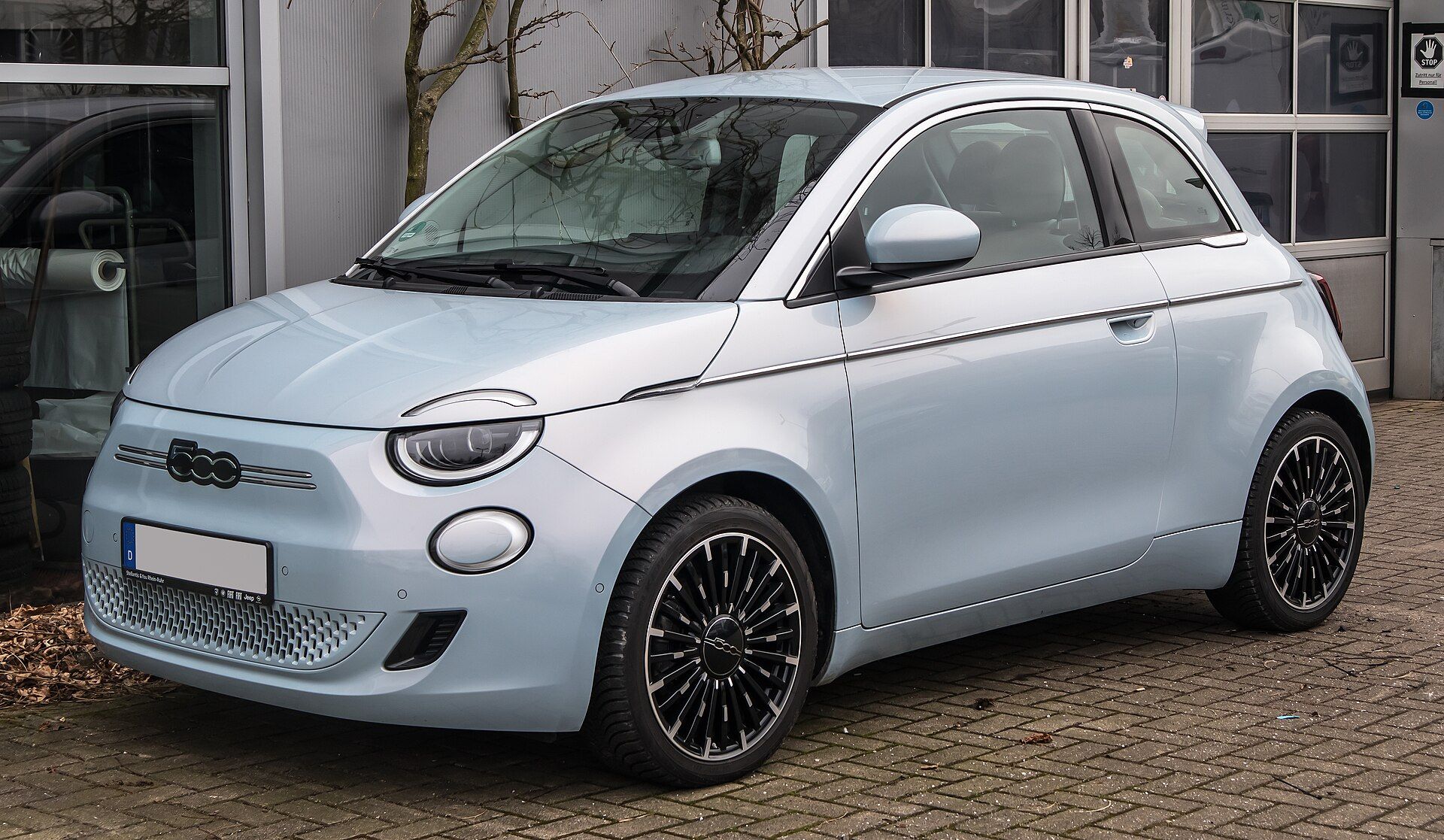 Açık mavi Fiat 500e La Prima, ön görünüm