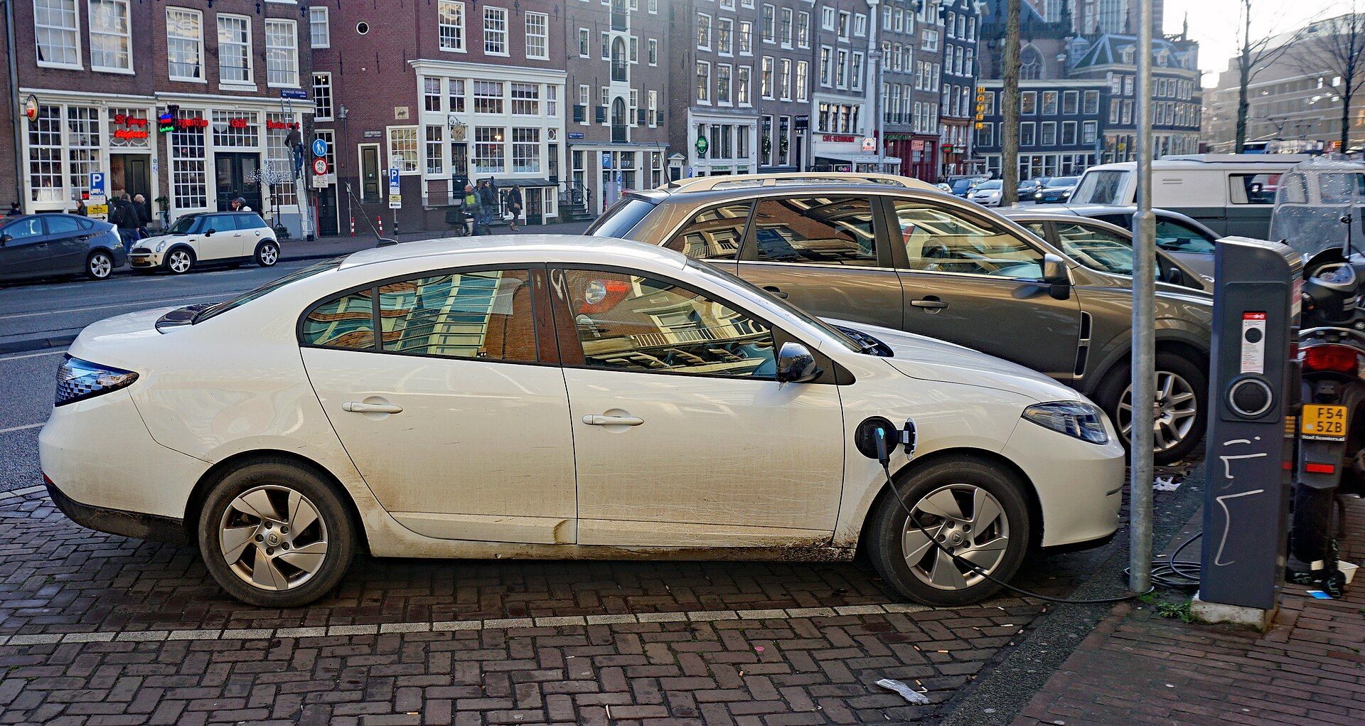 Renault Fluence Z.E., otomobil müzesinde (AMS) sergilenirken