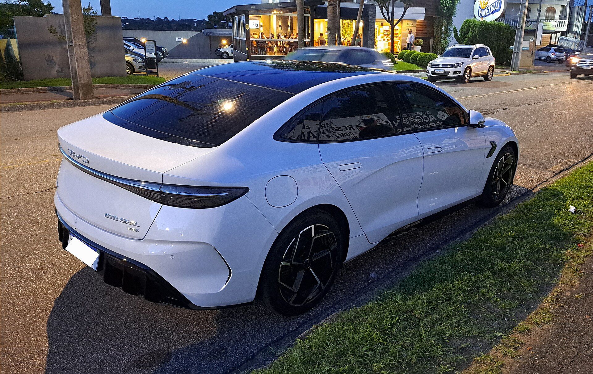 Beyaz BYD Seal, arka sağ çapraz görünüm