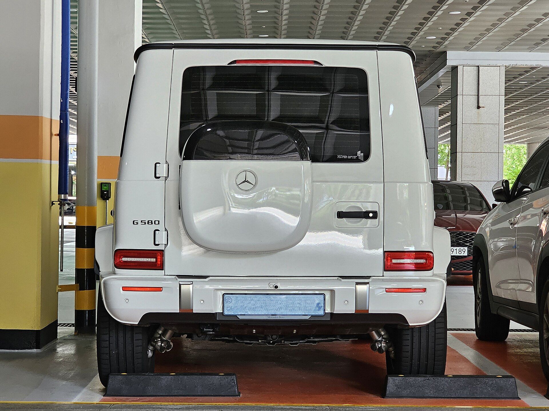 Beyaz Mercedes-Benz G 580, arkadan görünüm