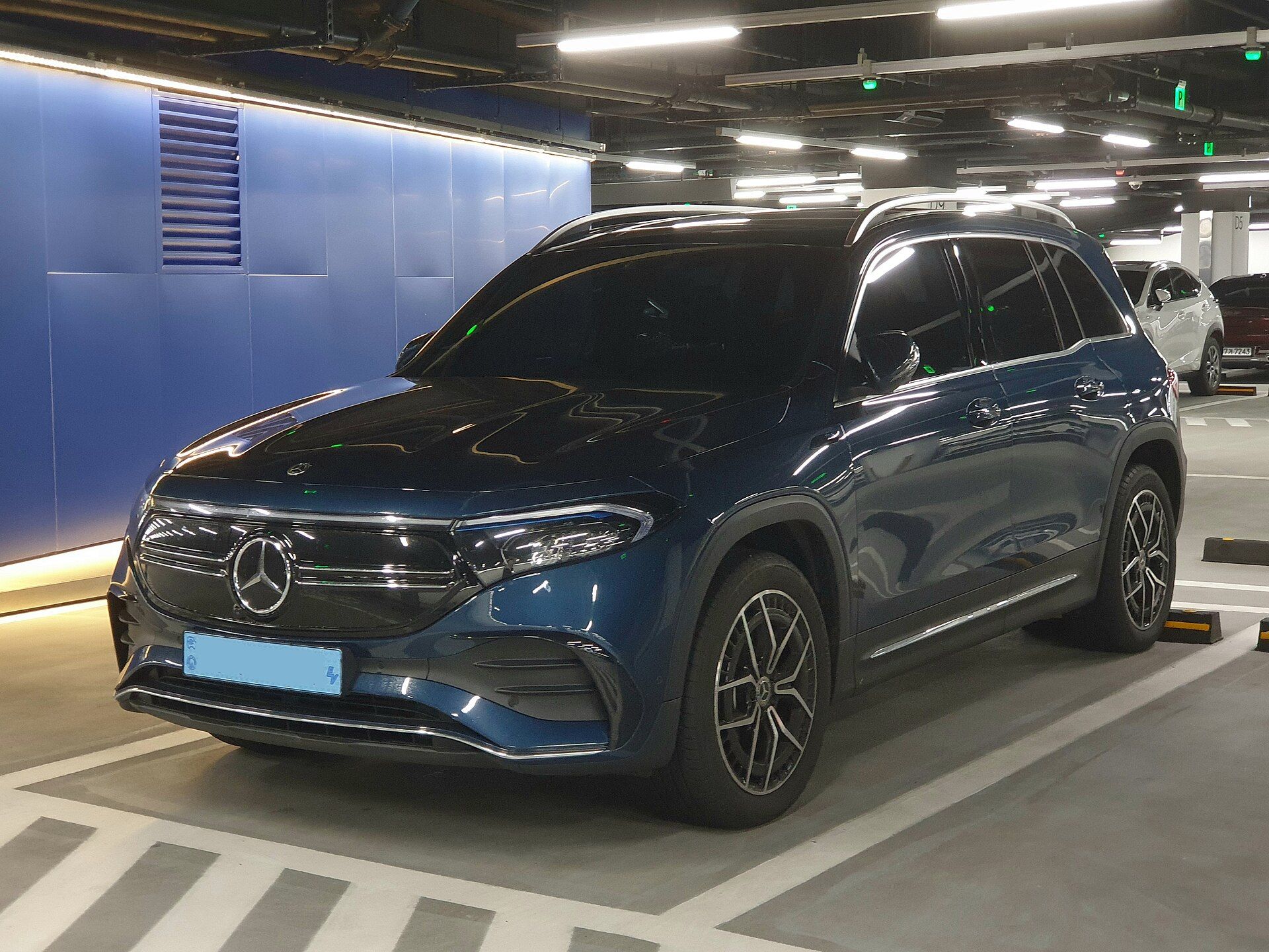 Mavi Mercedes-Benz EQB AMG Line, ön çapraz görünüm