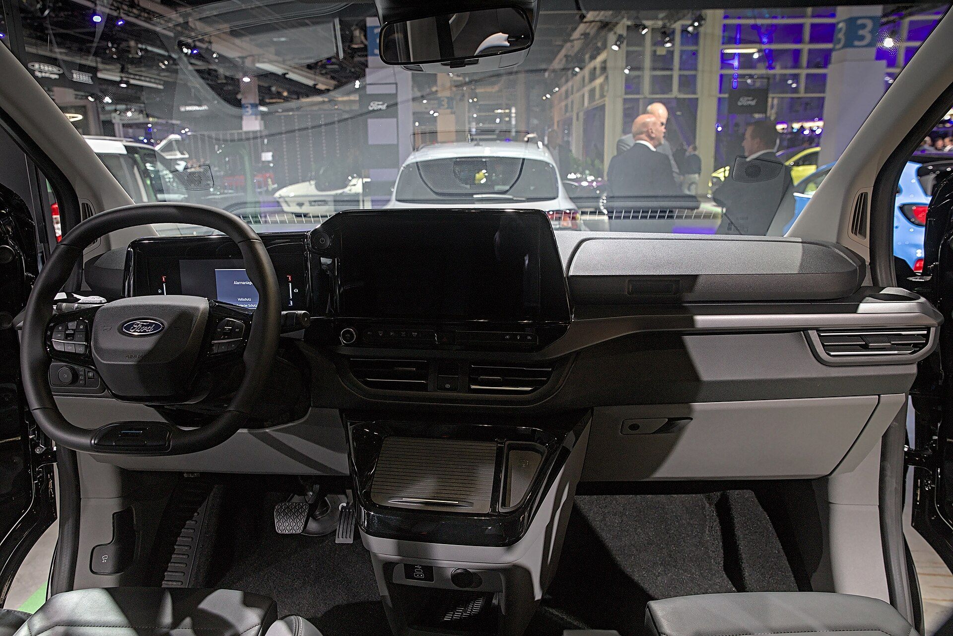 Ford E-Tourneo Custom, Auto Zürich 2023 fuarında yan/arka çapraz görünüm