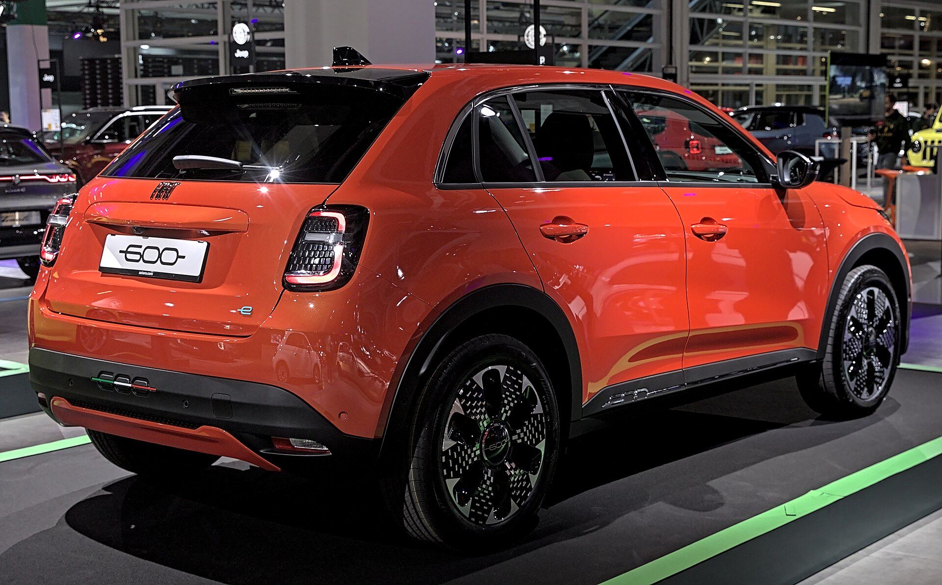 Turuncu Fiat 600e, arka üç çeyrek görünüm (Auto Zürich 2023)