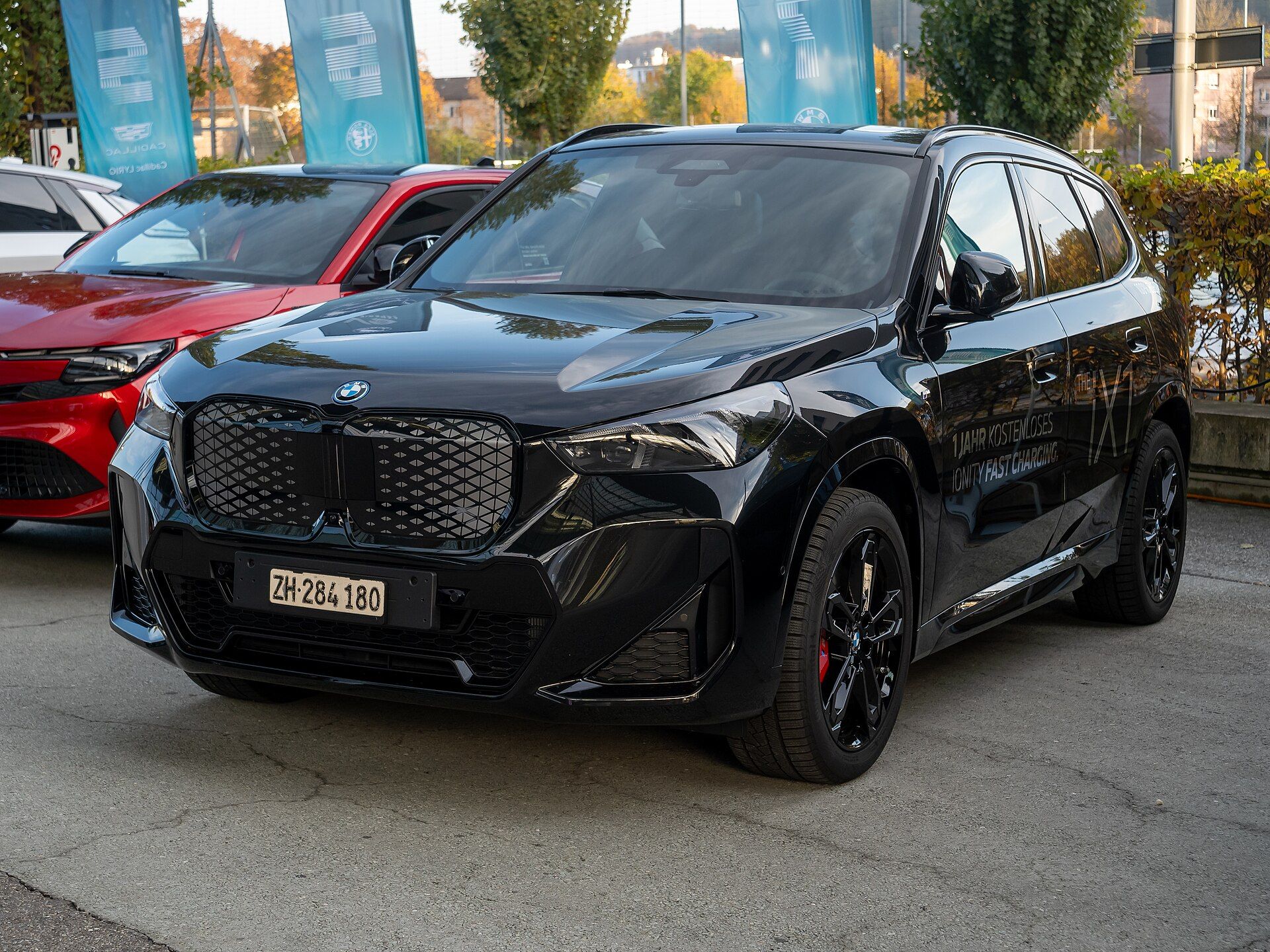 BMW iX1, arka çapraz görünüm