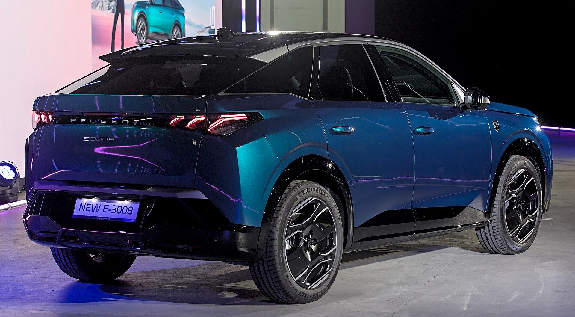 Mavi Peugeot E-3008, arka çapraz görünüm ve fastback arka tasarım