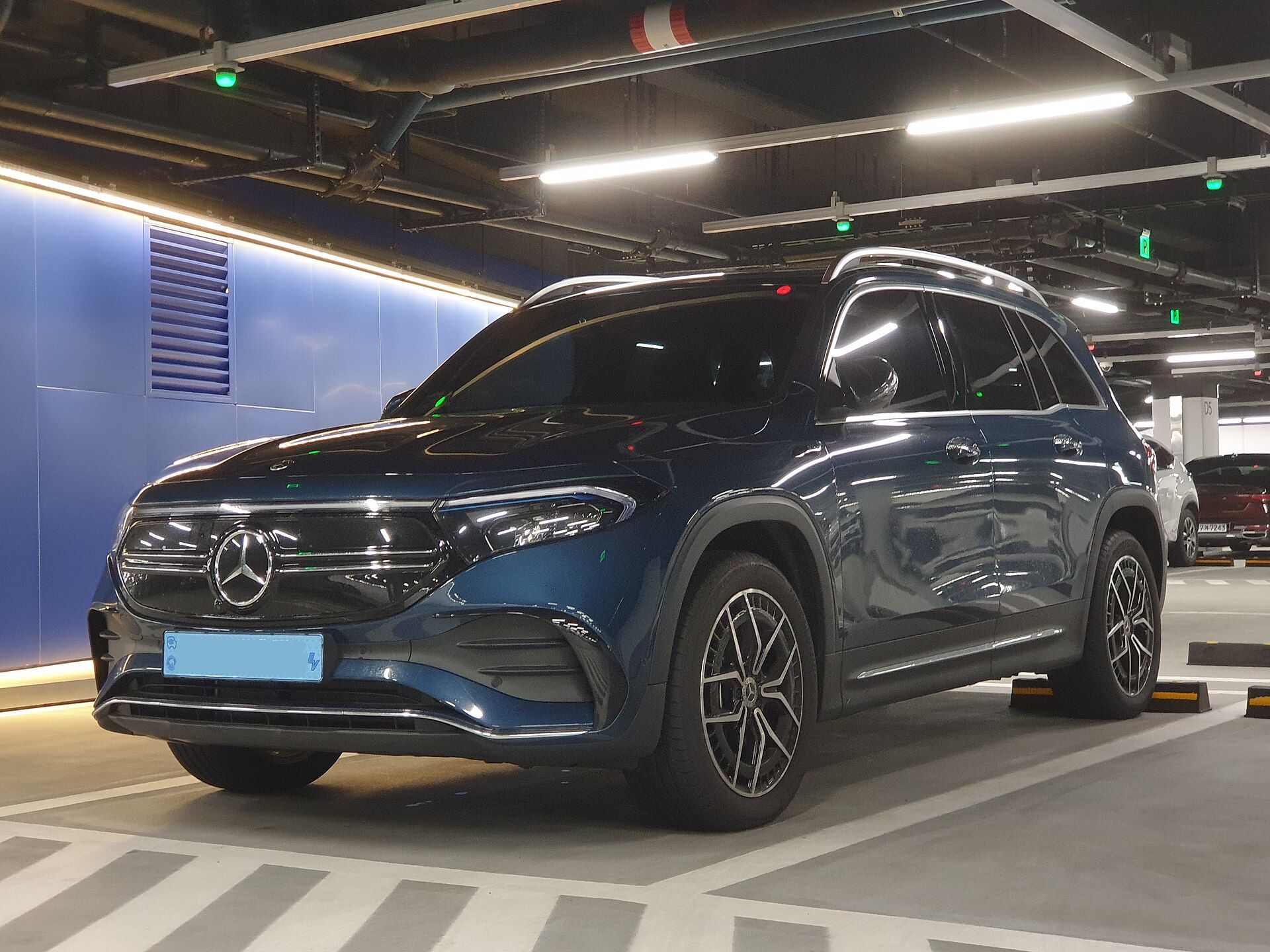 Mavi Mercedes-Benz EQB AMG Line, yandan görünüm