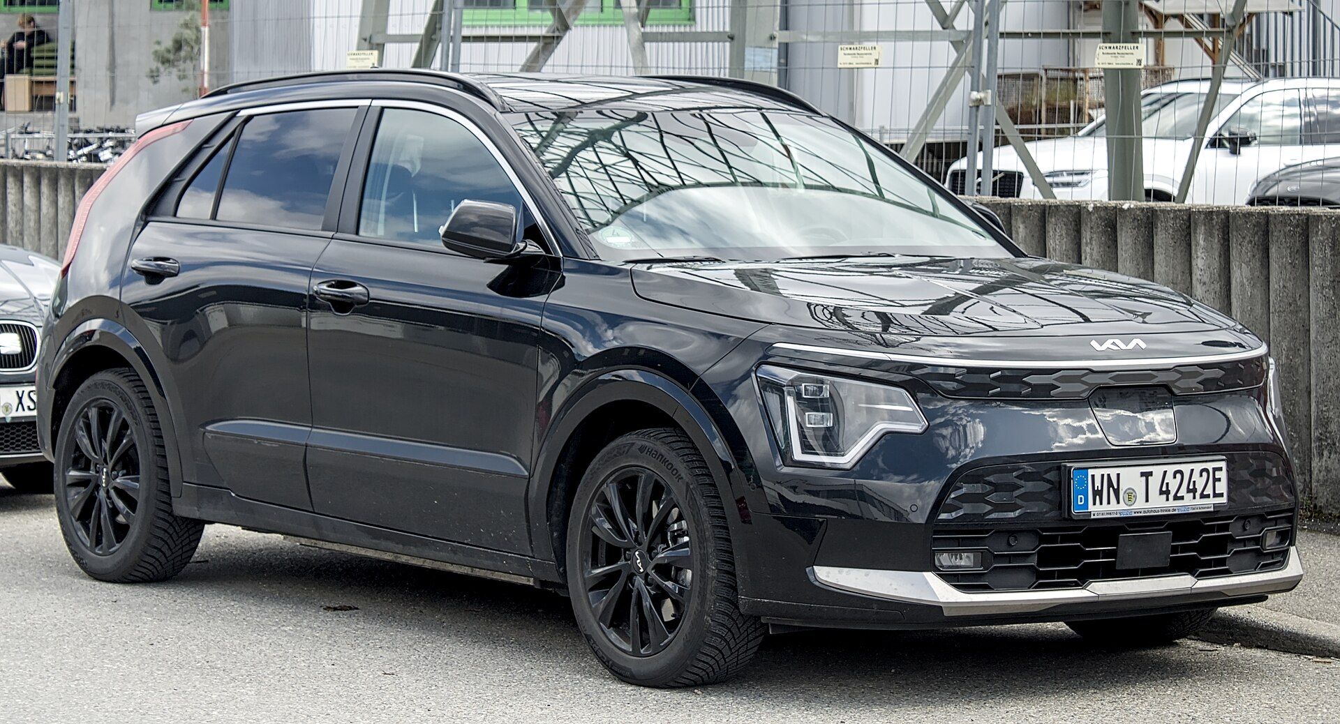 Siyah Kia Niro EV (2022, ikinci nesil) önden üç çeyrek görünüm