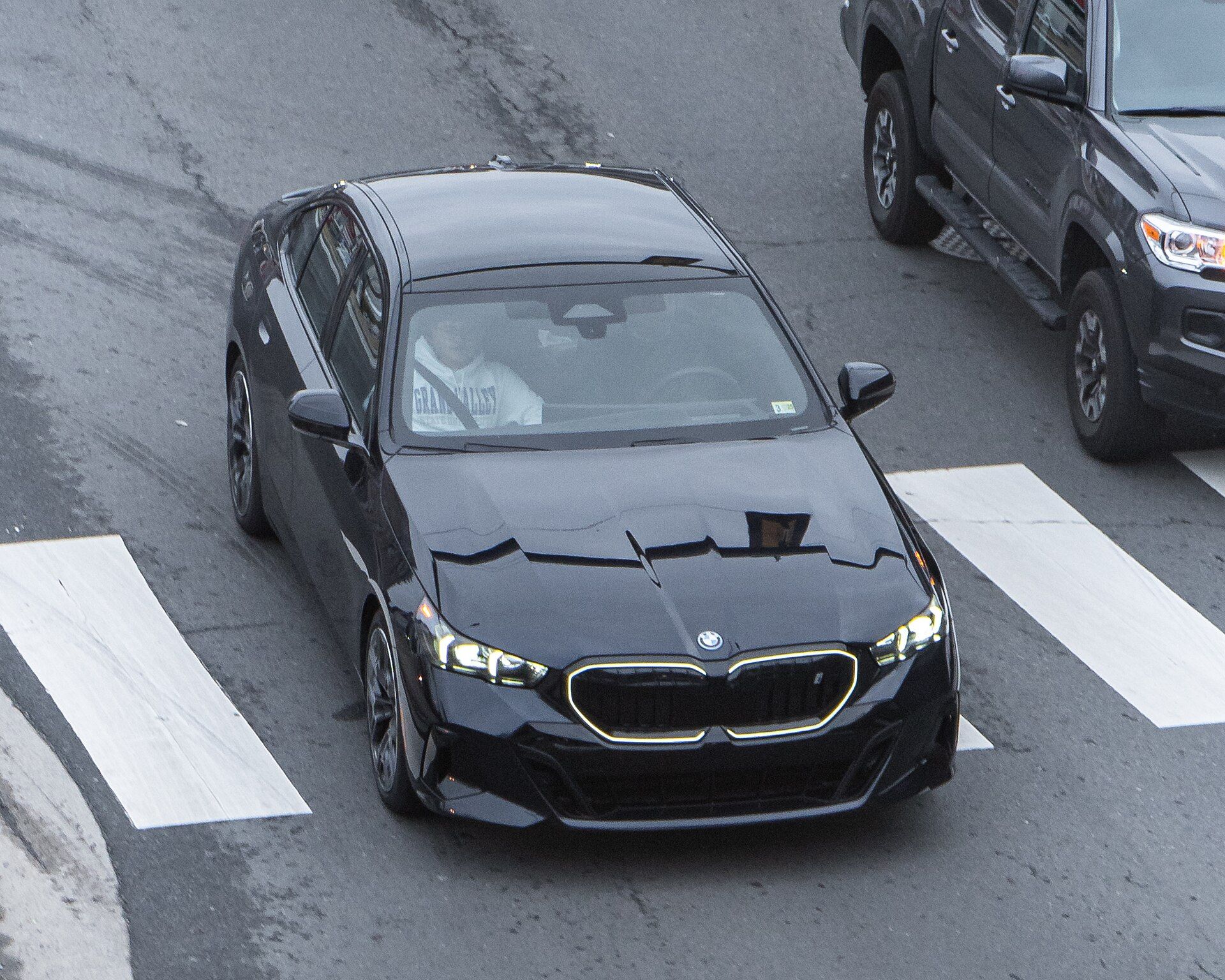 BMW i5 Sedan, arka çapraz görünüm