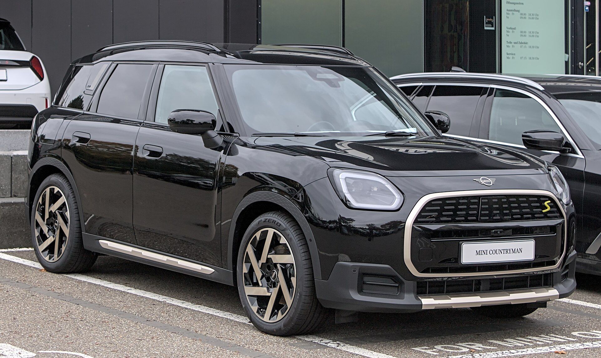 Siyah MINI Countryman SE ALL4 (U25), ön sağ çapraz görünüm