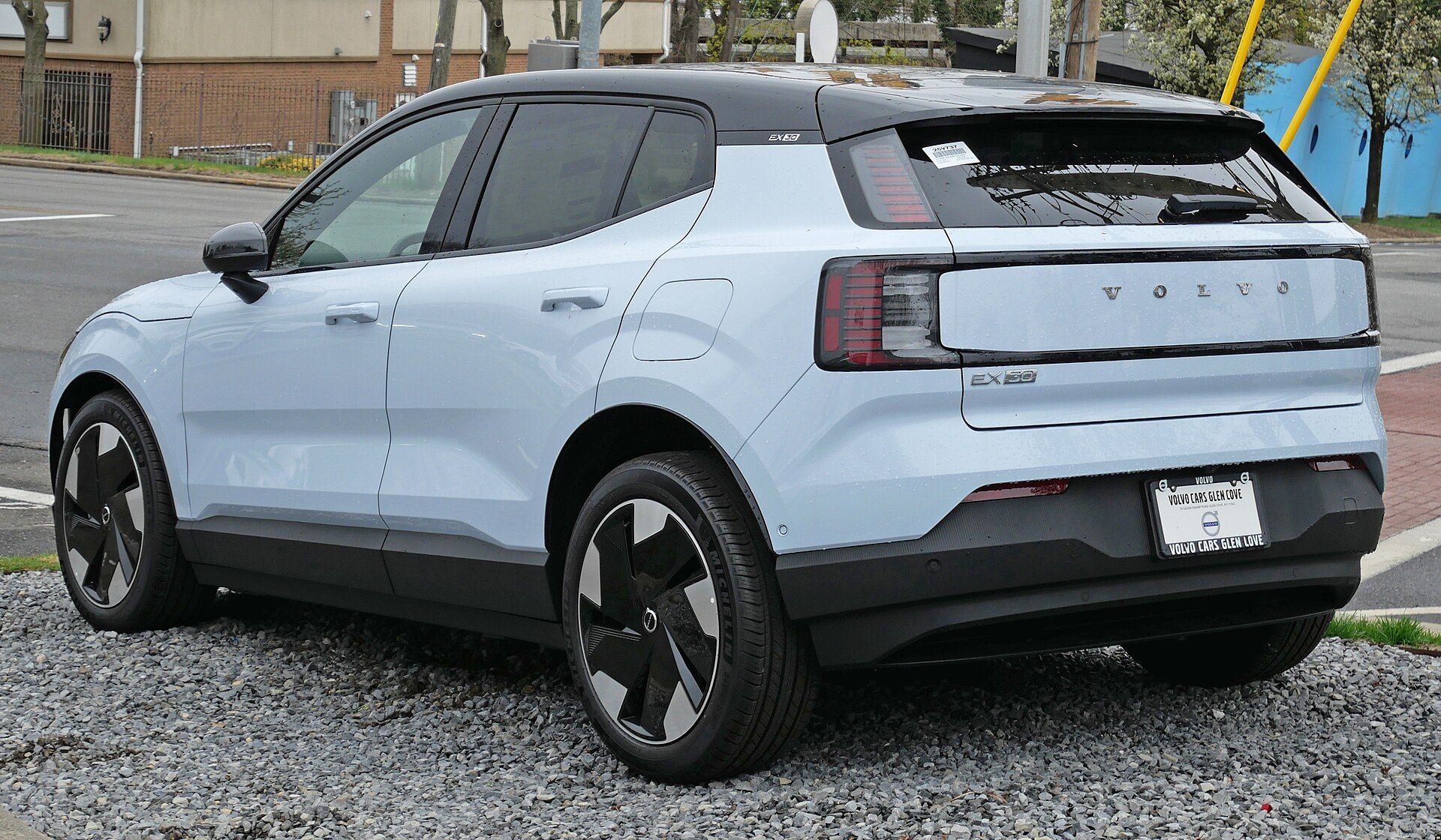 Volvo EX30 yandan-arkadan görünüm