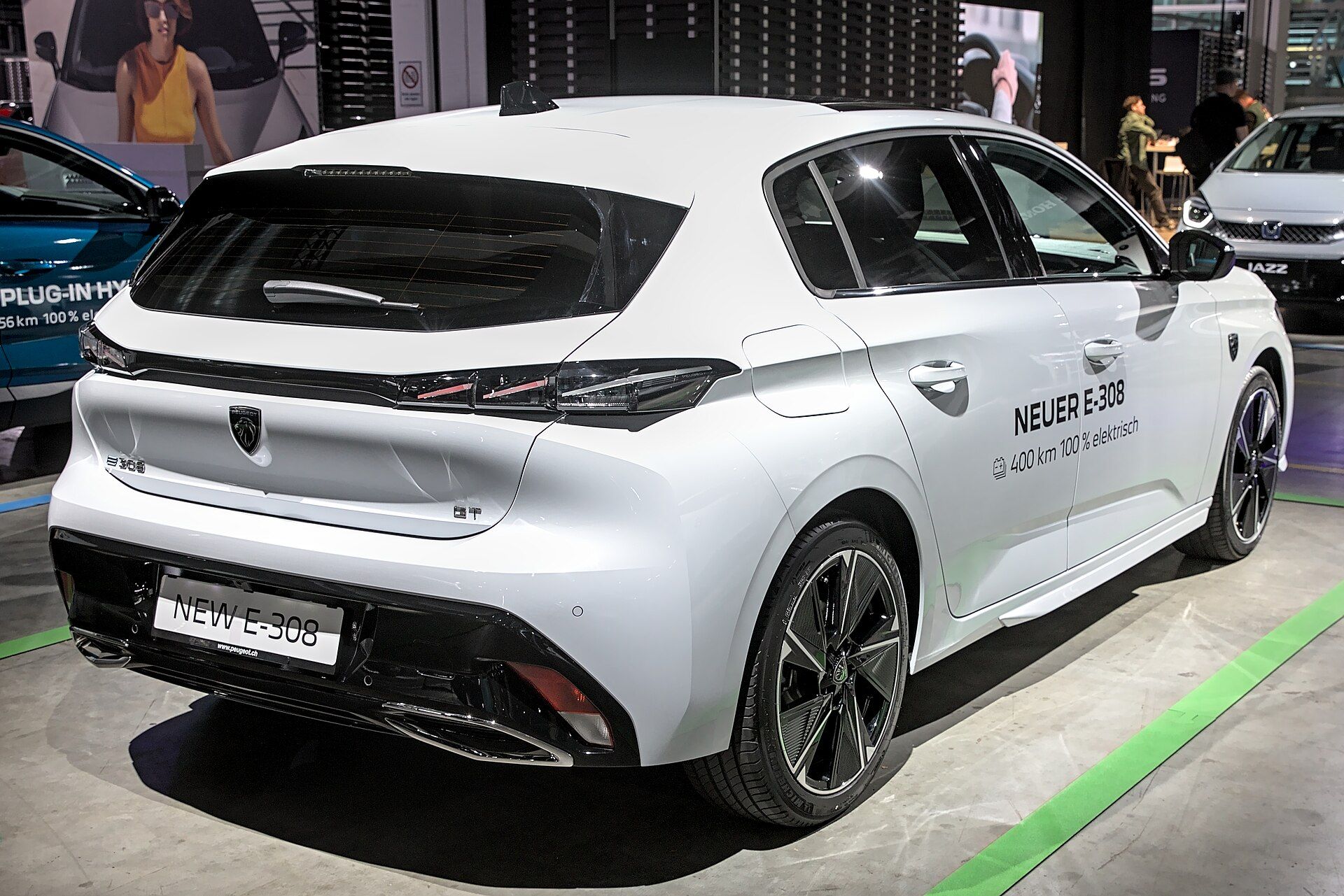 Beyaz Peugeot E-308 (2023–2025), arka çapraz görünüm