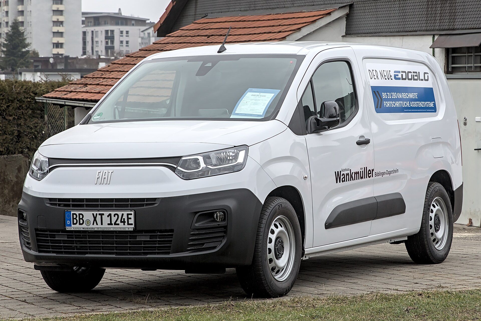Beyaz Fiat E-Doblò Cargo (ticari gövde), ön üç çeyrek görünüm