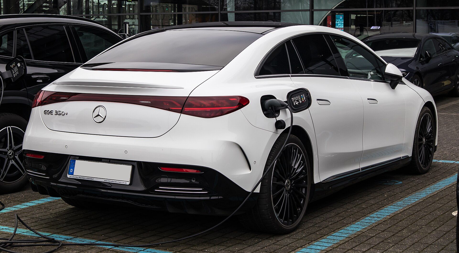 Mercedes-Benz EQE 350+ AMG Line, arka çapraz görünüm