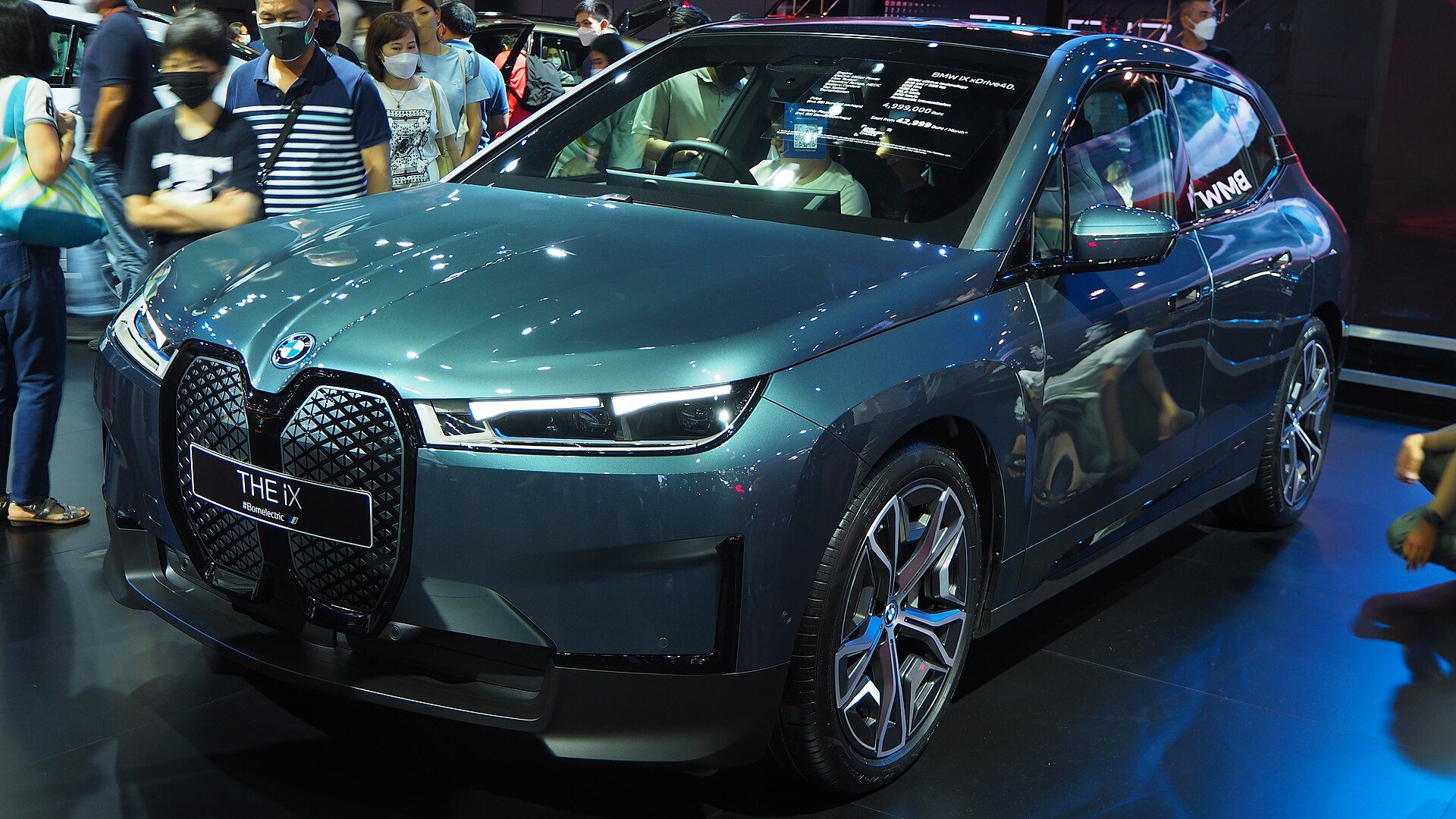 BMW iX xDrive40, ön çapraz görünüm