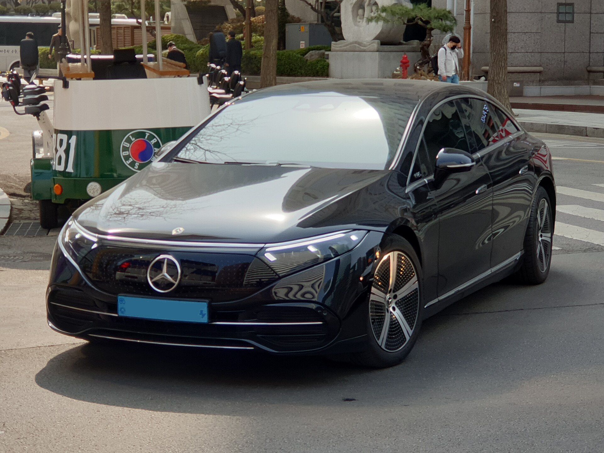 Siyah Mercedes-Benz EQS 350, ön çapraz görünüm