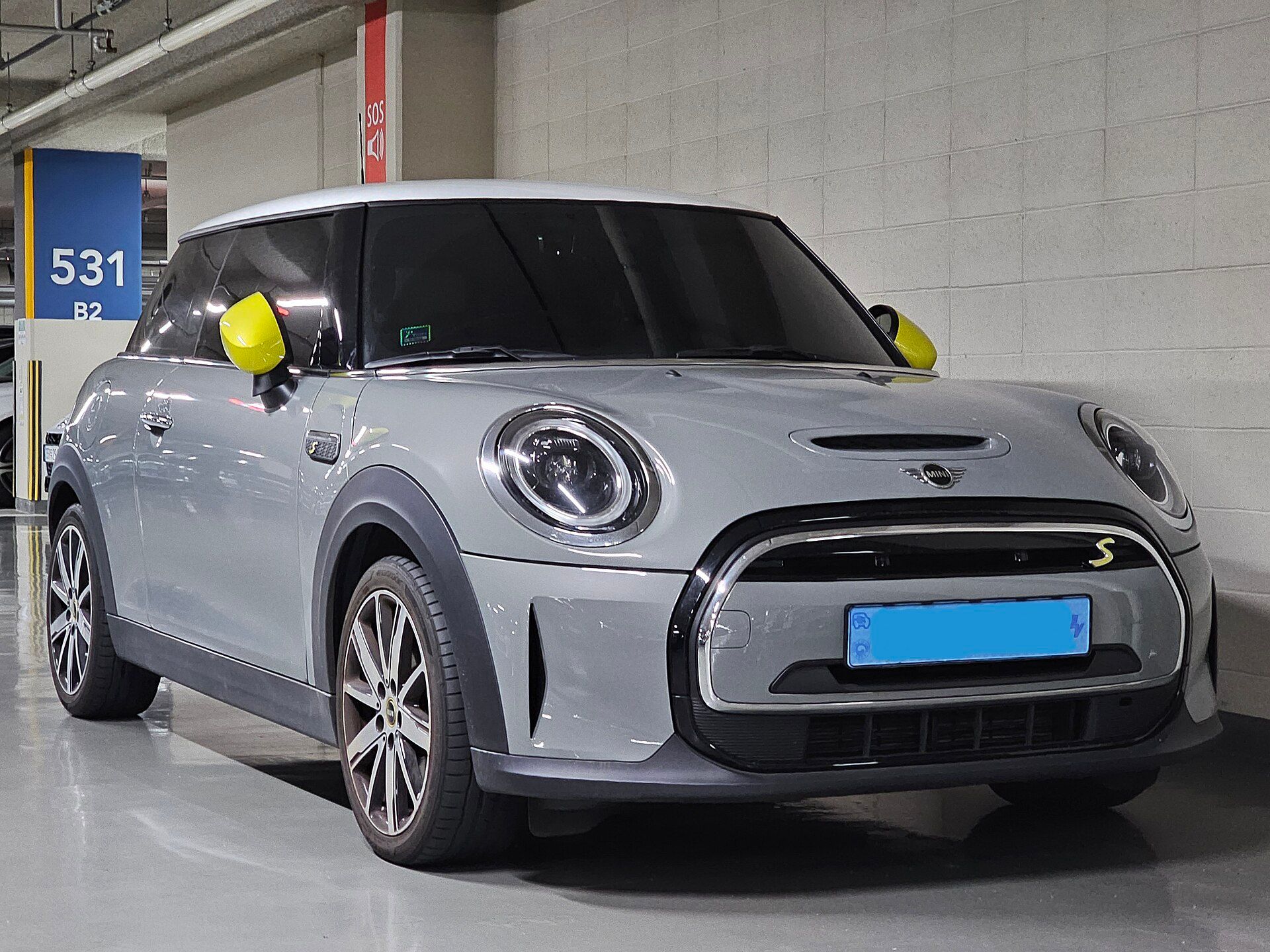 Moonwalk Grey MINI Cooper SE (F56), ön sağ çapraz görünüm