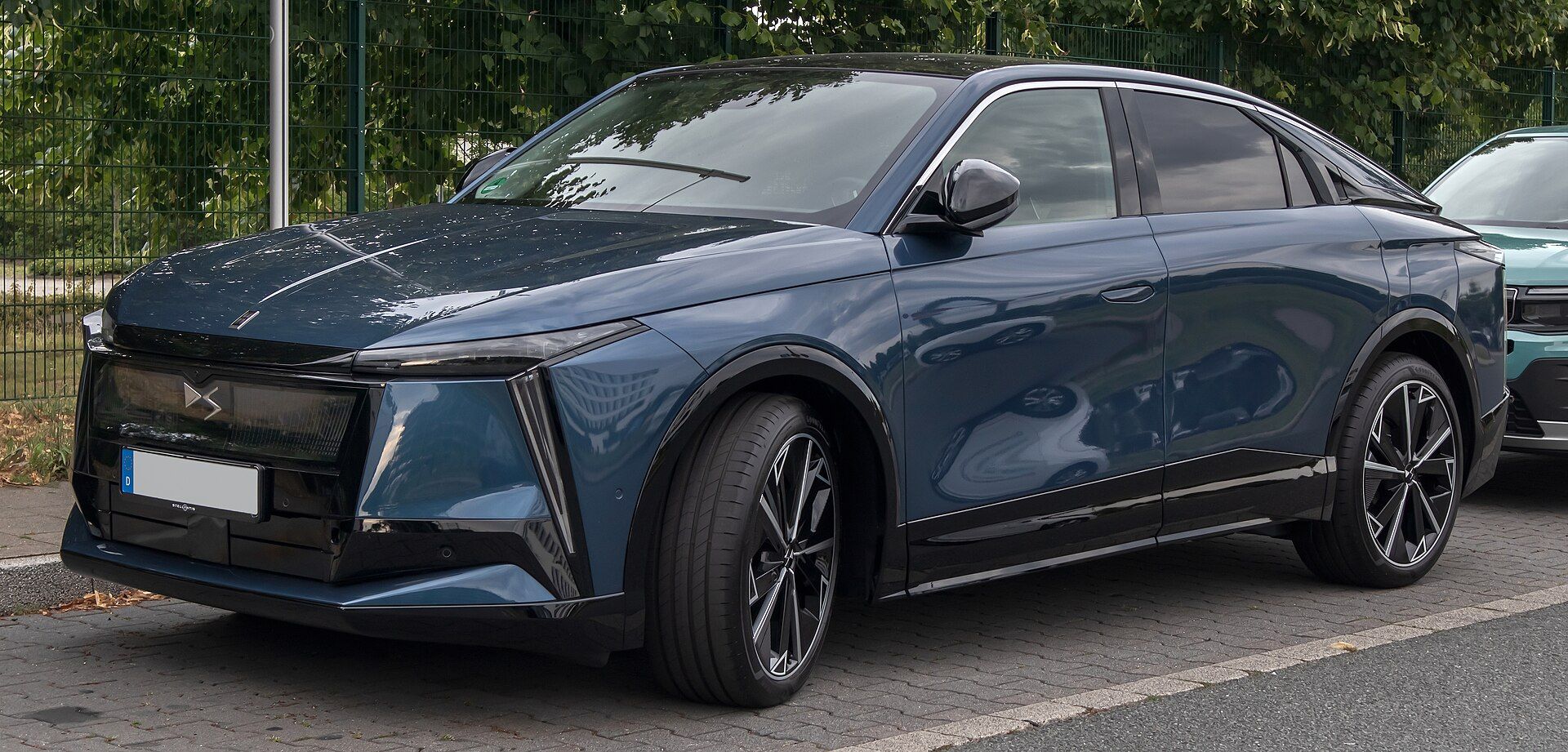 DS N°8 AWD Long Range (küresel gam, TR'de satılmayan çift motorlu versiyon), gerçek ortamda ön çapraz görünüm — gövde/nesil TR'de satılan tek motorlu versiyonla aynı