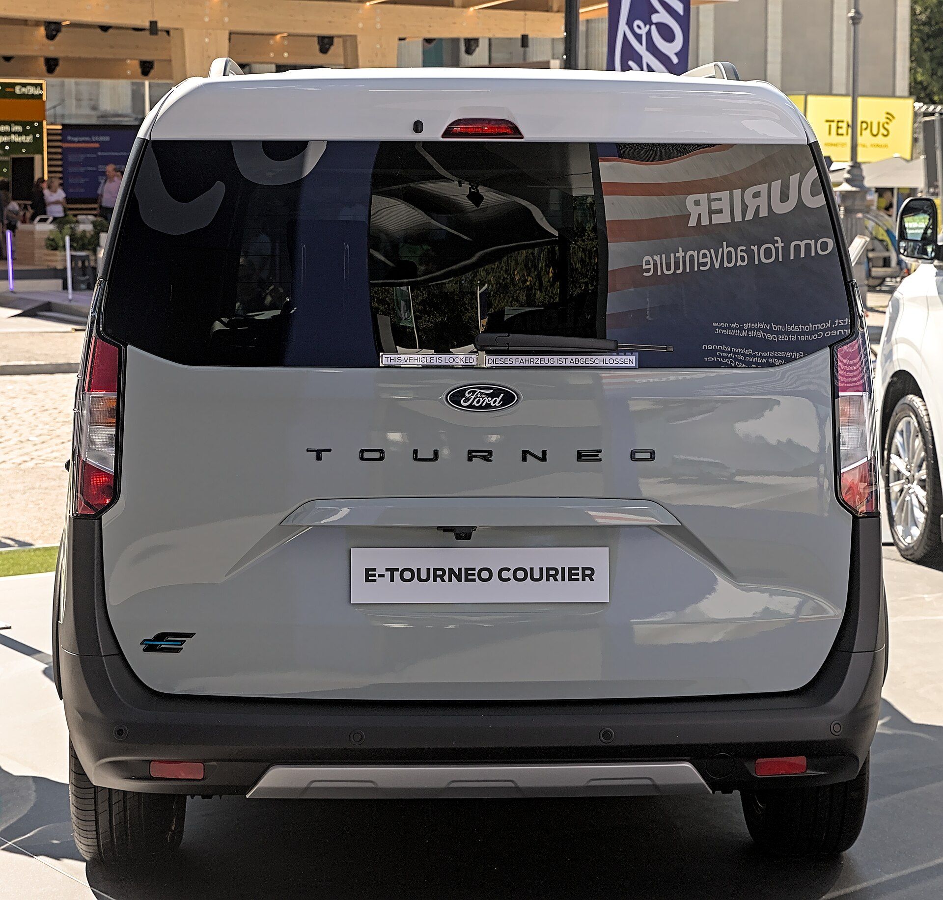 Ford E-Tourneo Courier, IAA Münih 2023 fuarında yandan görünüm