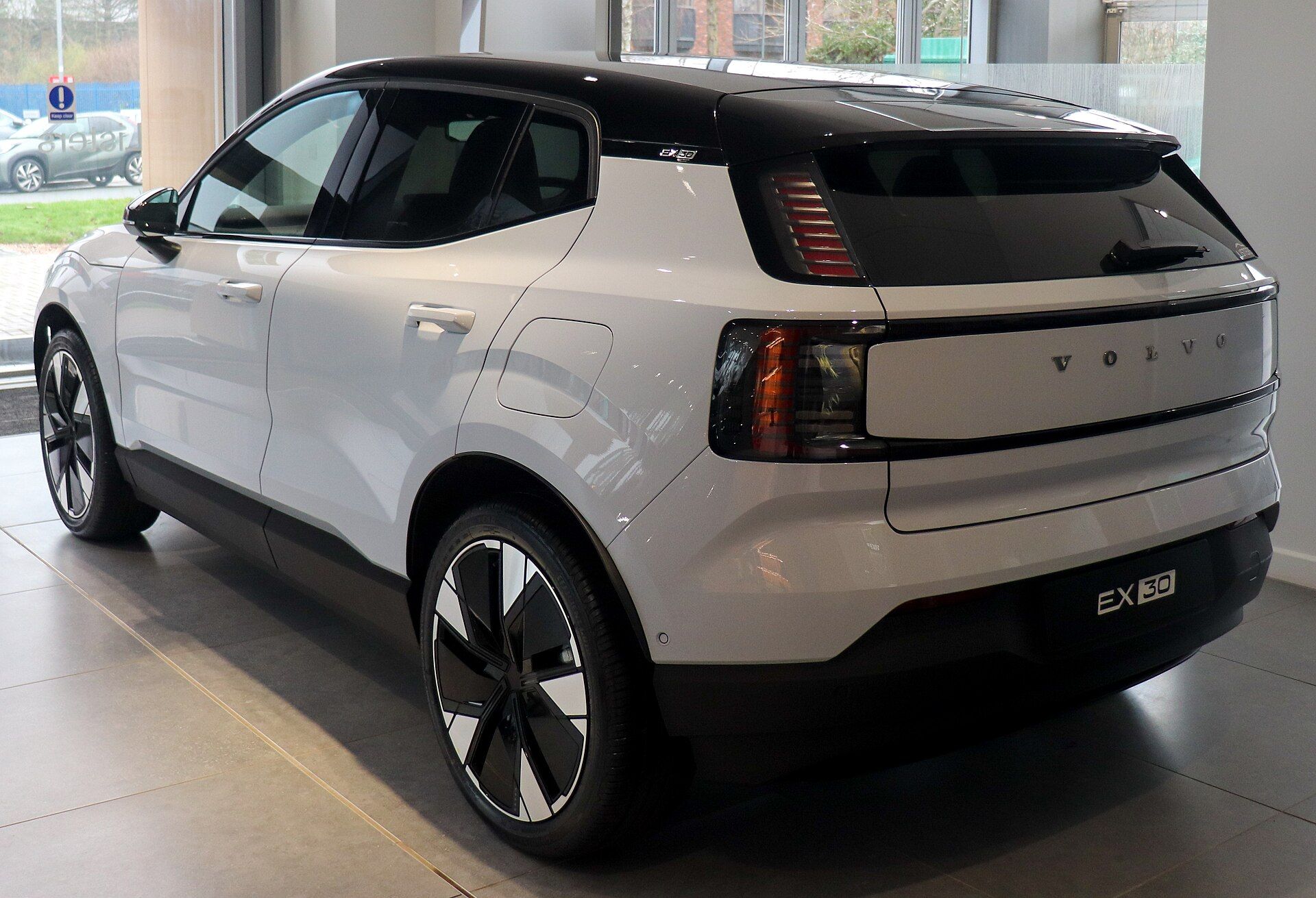 Volvo EX30 arkadan üç çeyrek görünüm