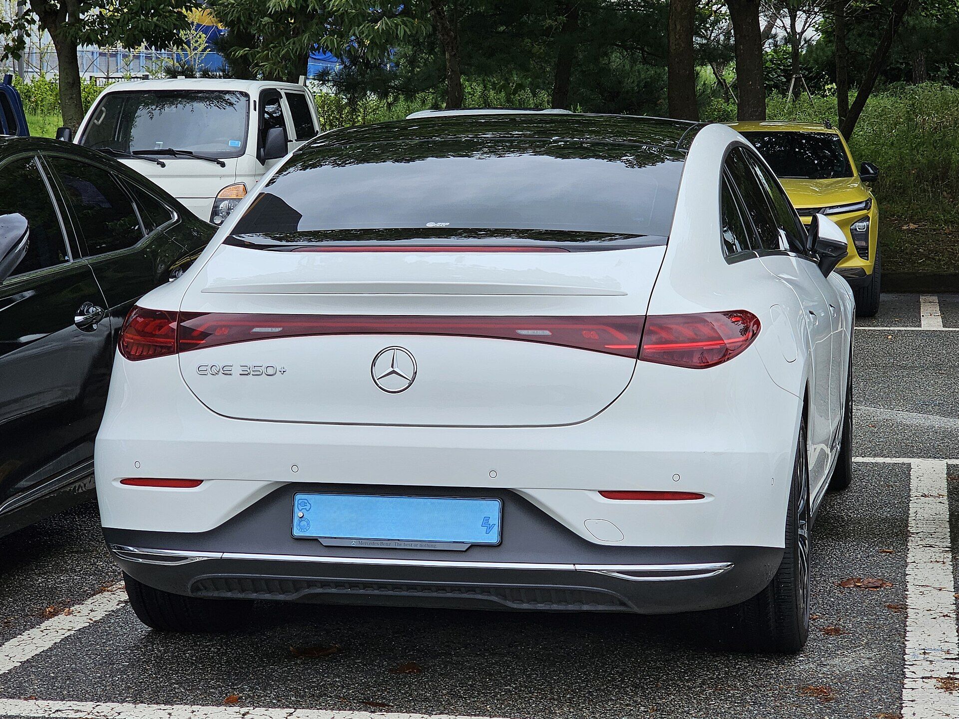 Beyaz Mercedes-Benz EQE 350+, arkadan görünüm