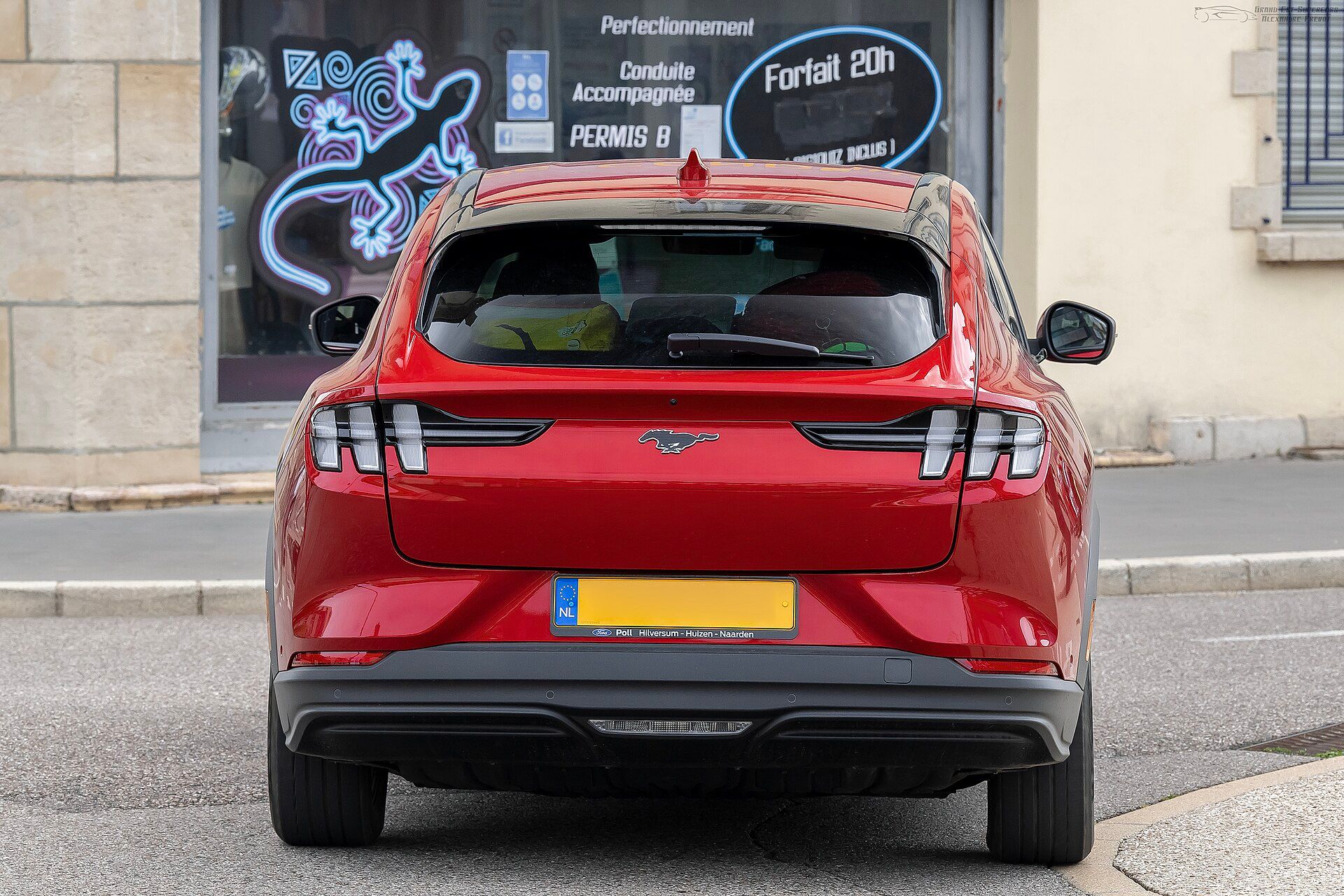 Ford Mustang Mach-E, dış mekânda yandan görünüm