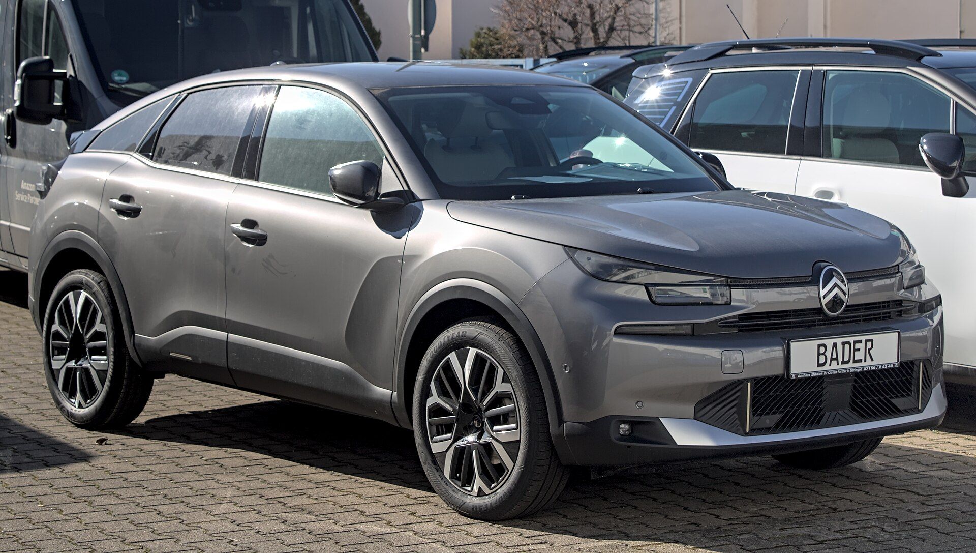 Gri makyajlı Citroën C4 (2025), ön sağ çapraz görünüm
