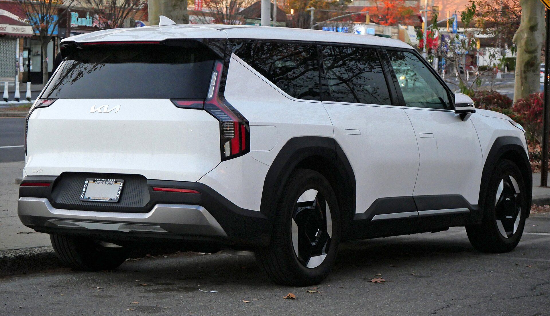 Kia EV9 arkadan üç çeyrek görünüm