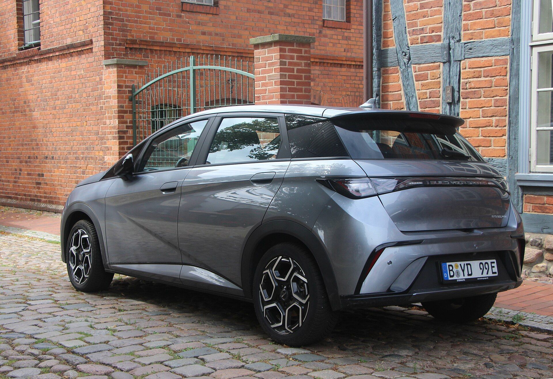 Gri BYD Dolphin, arka çapraz görünüm
