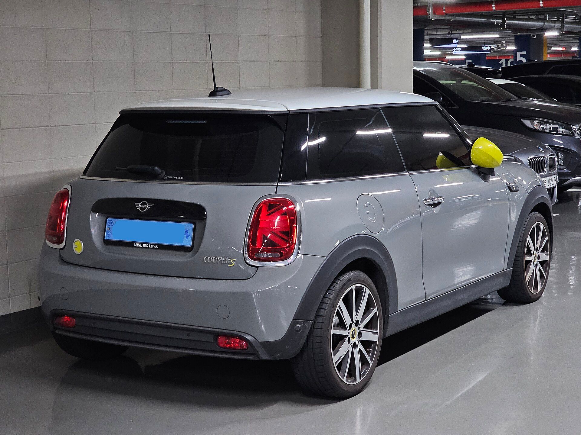 Moonwalk Grey MINI Cooper SE (F56), arka sol çapraz görünüm
