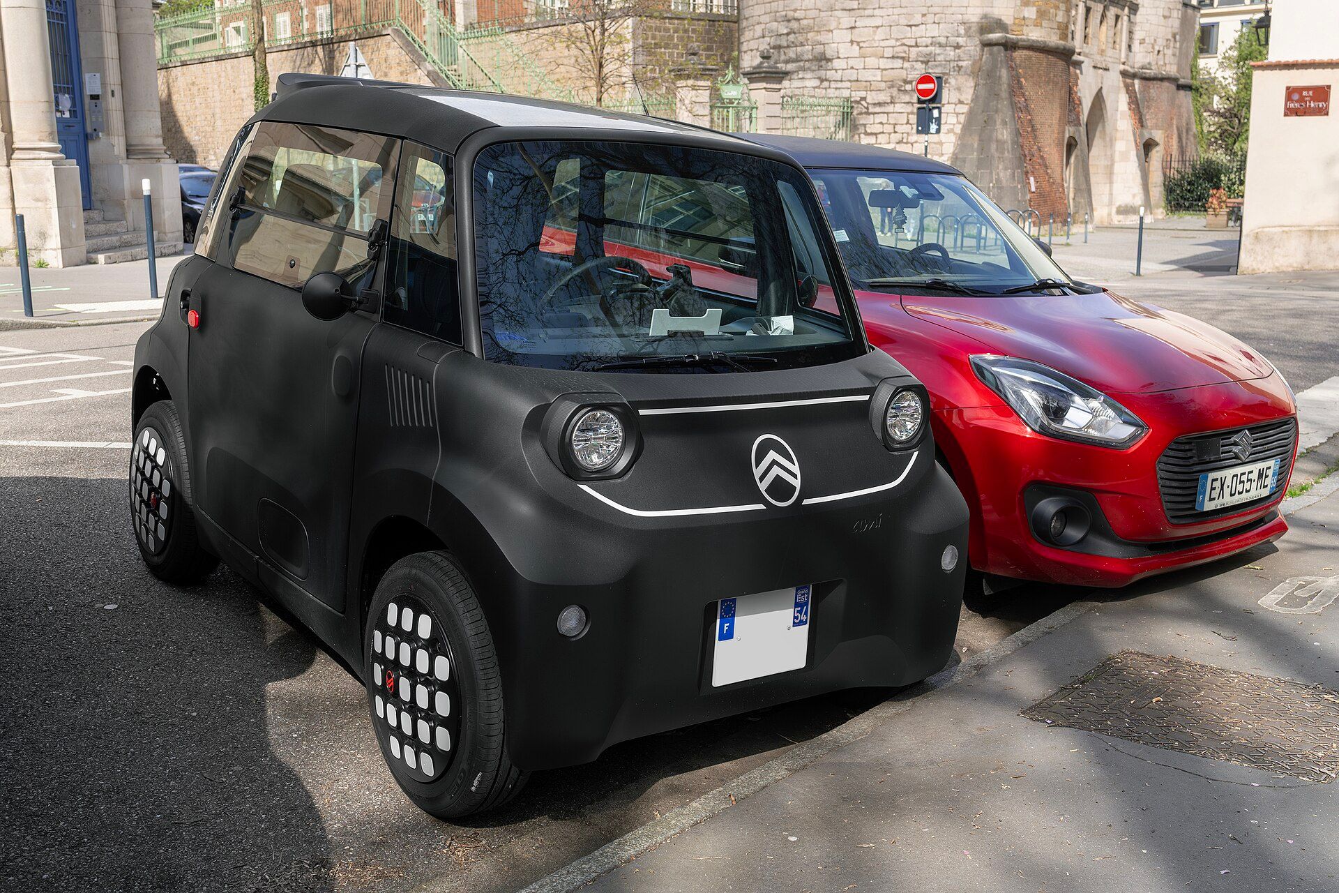 Siyah Citroën Ami Dark Side, ön sol çapraz görünüm
