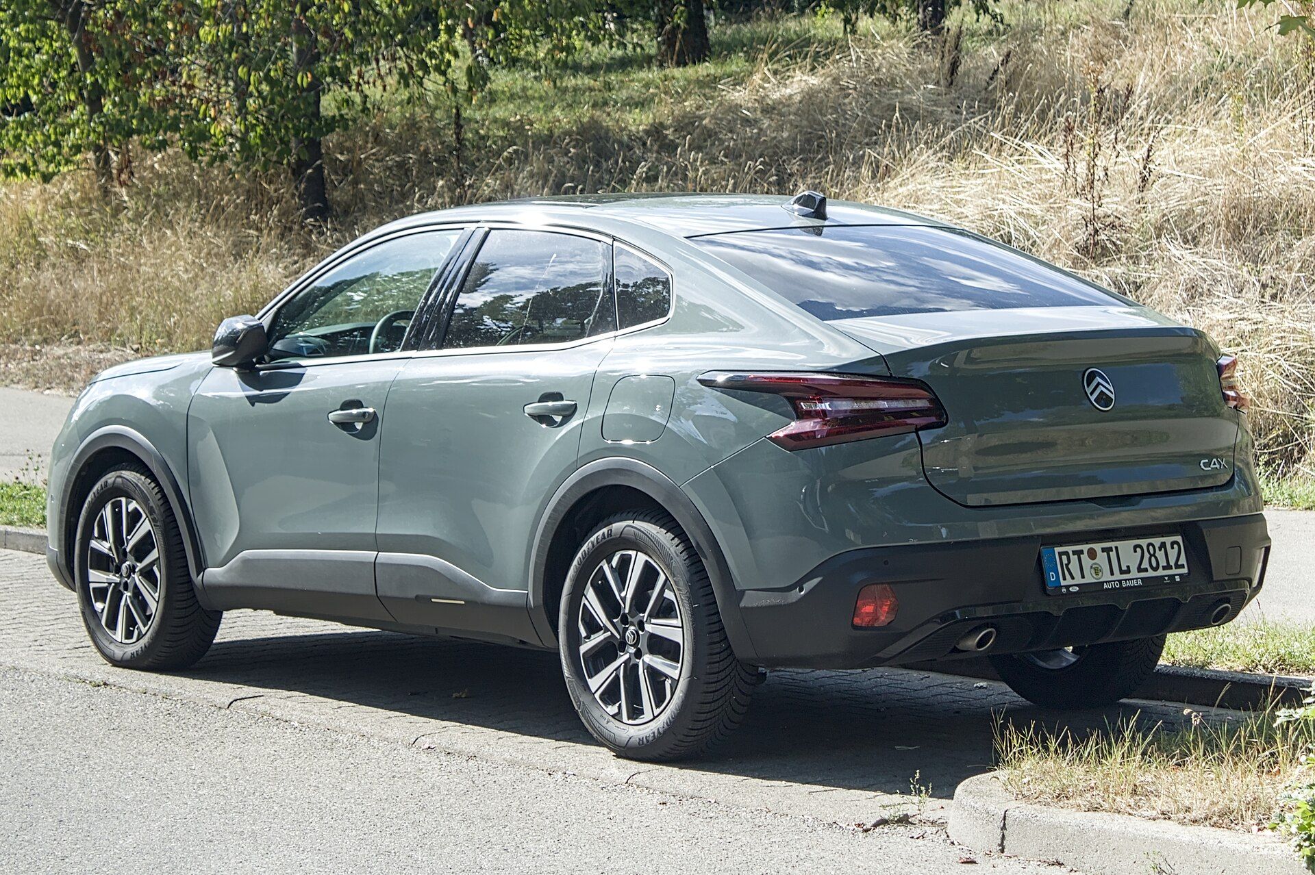 Gri makyajlı Citroën C4 X (2025), arka sol çapraz görünüm