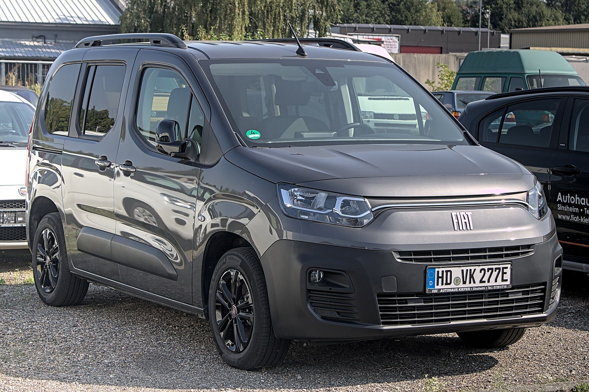 Gri Fiat E-Doblò, ön üç çeyrek görünüm (Sinsheim)