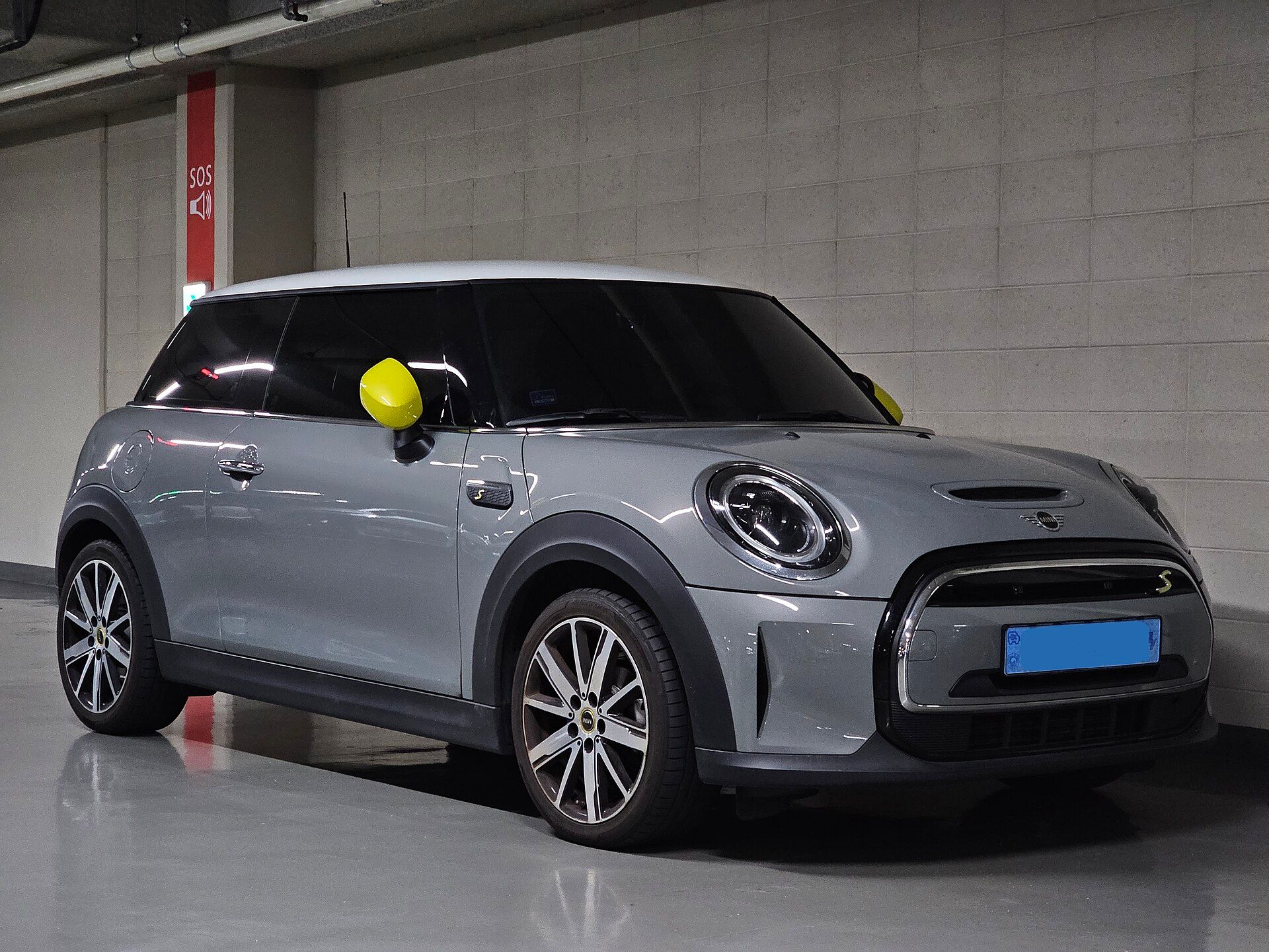 Moonwalk Grey MINI Cooper SE (F56), ön sol çapraz görünüm