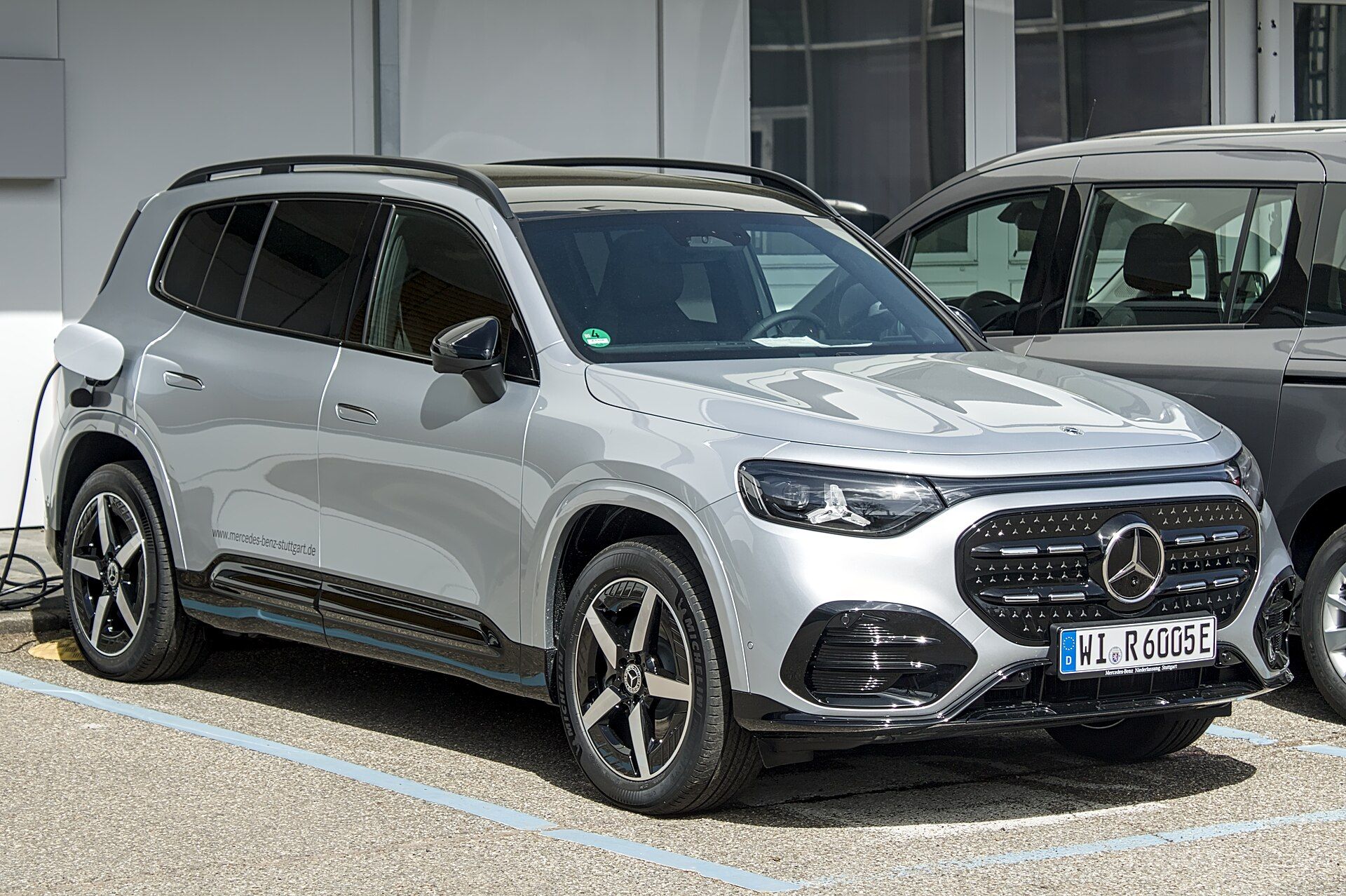 Gümüş elektrikli Mercedes-Benz GLB, ön çapraz görünüm