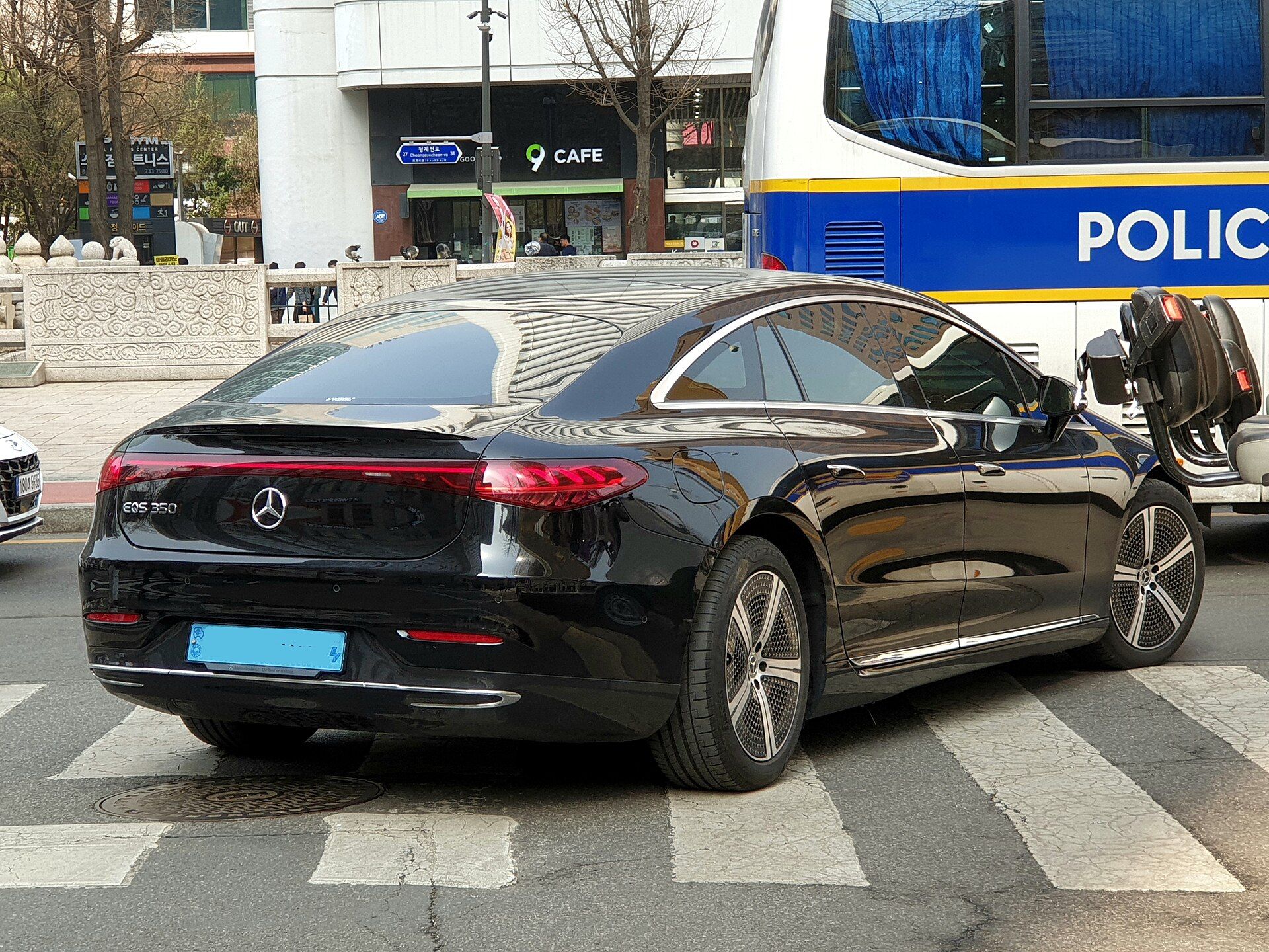 Siyah Mercedes-Benz EQS 350, arka çapraz görünüm