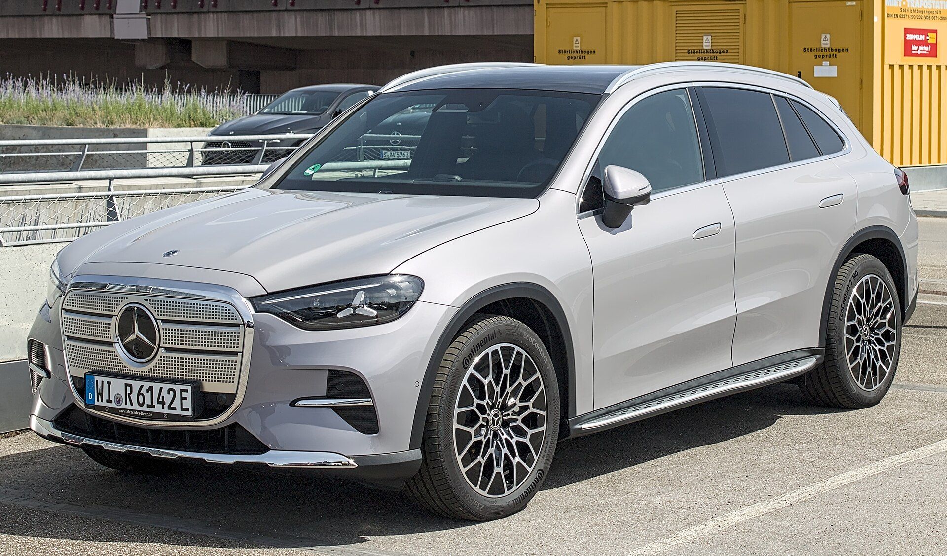Gümüş elektrikli Mercedes-Benz GLC, ön çapraz görünüm