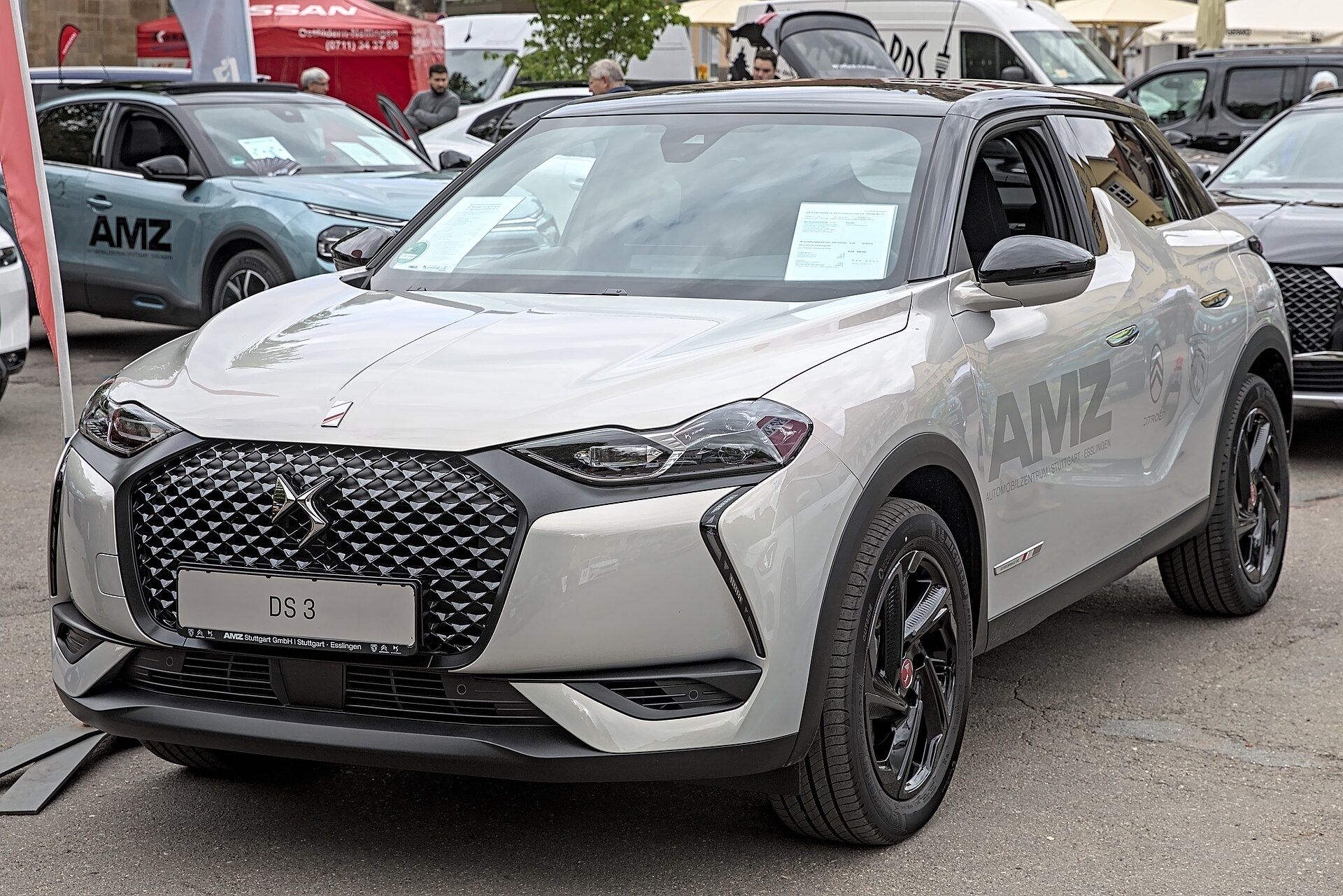 DS 3 (2023 makyajlı nesil), ön çapraz görünüm, plakada 'DS 3' yazısı