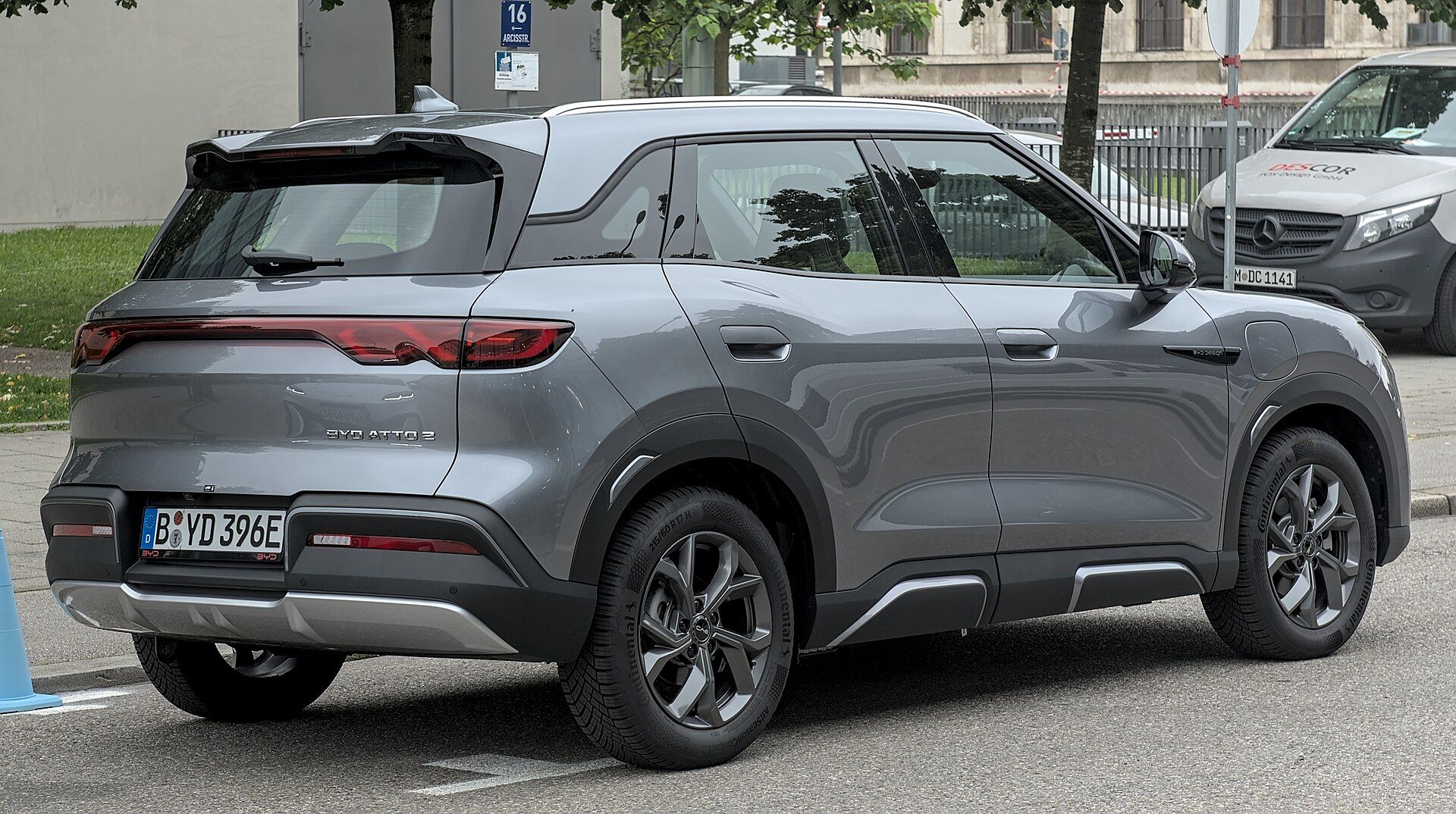 Gri BYD Atto 2, arka çapraz görünüm