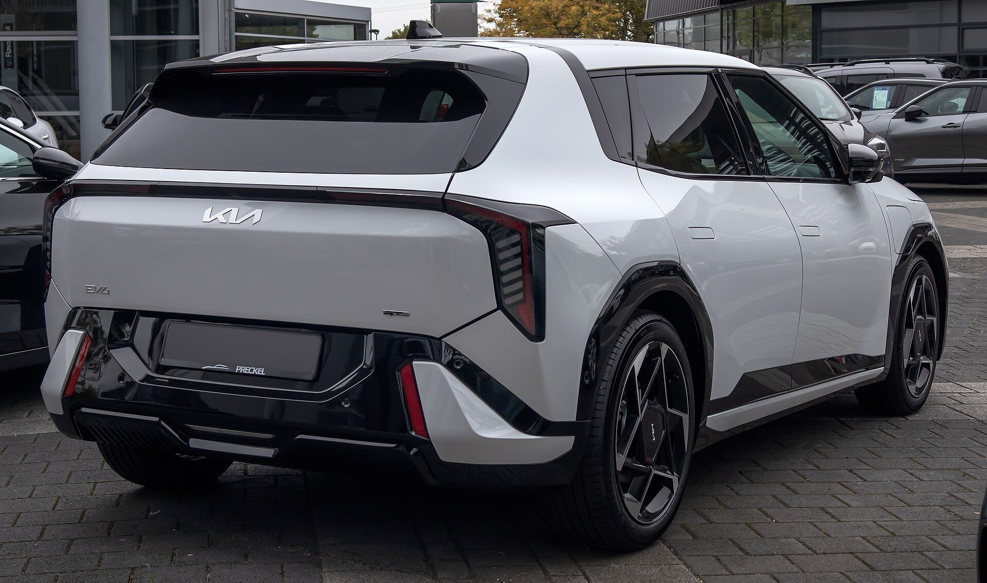 Kia EV4 GT-Line hatchback arkadan üç çeyrek görünüm