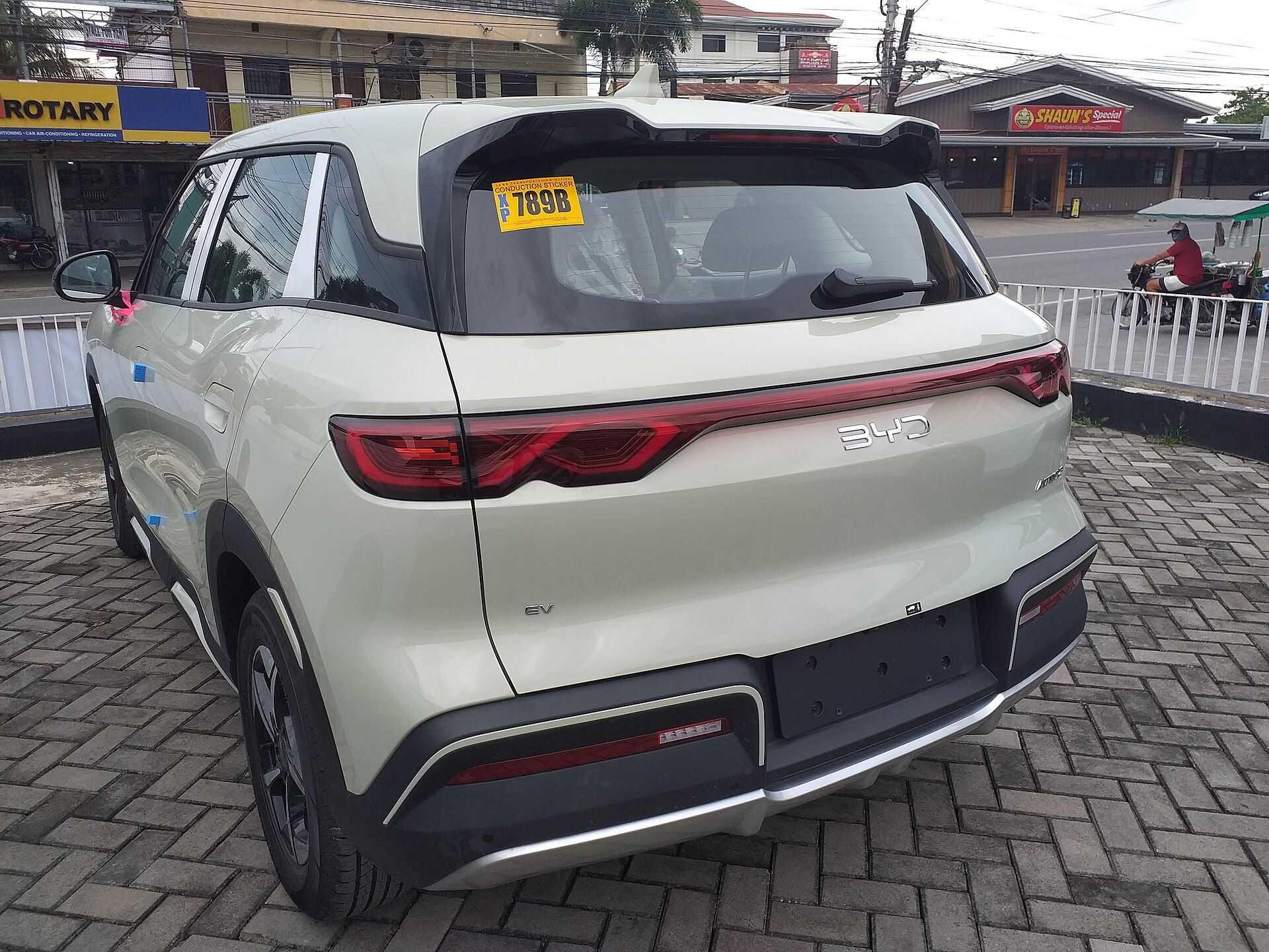 Açık yeşil BYD Atto 2, arka görünüm