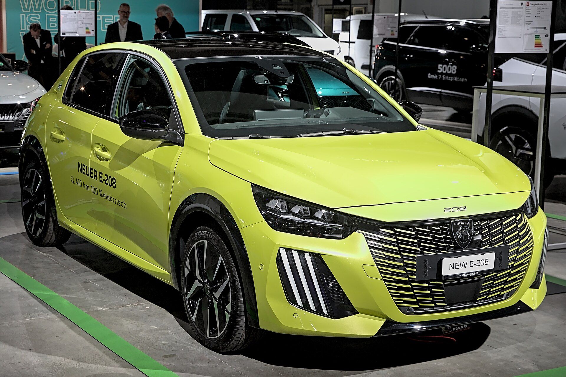 Sarı Peugeot E-208 (makyajlı), Auto Zürich 2023 fuarında ön çapraz görünüm