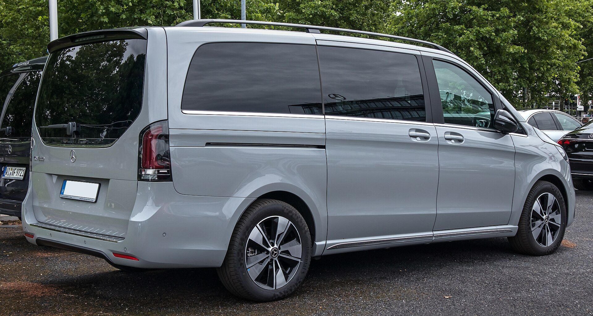 Makyajlı Mercedes-Benz EQV 300, arka çapraz görünüm