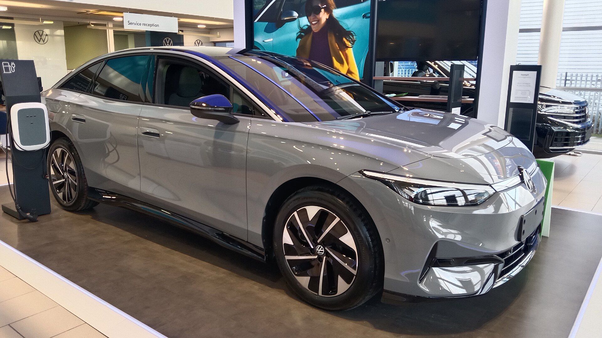 Volkswagen ID.7 gri, showroom önden üç çeyrek görünüm
