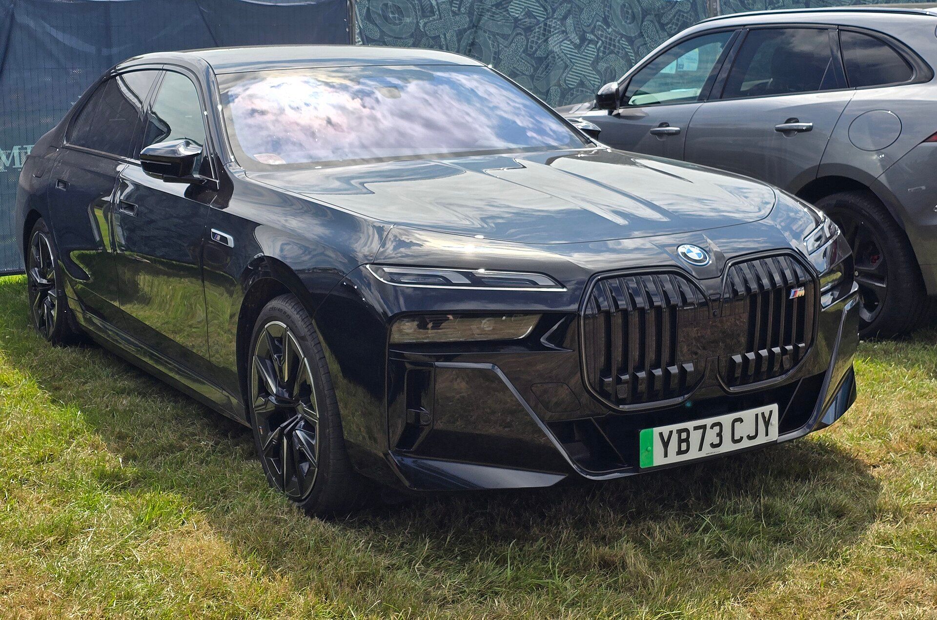 BMW i7 M70 xDrive, ön çapraz görünüm