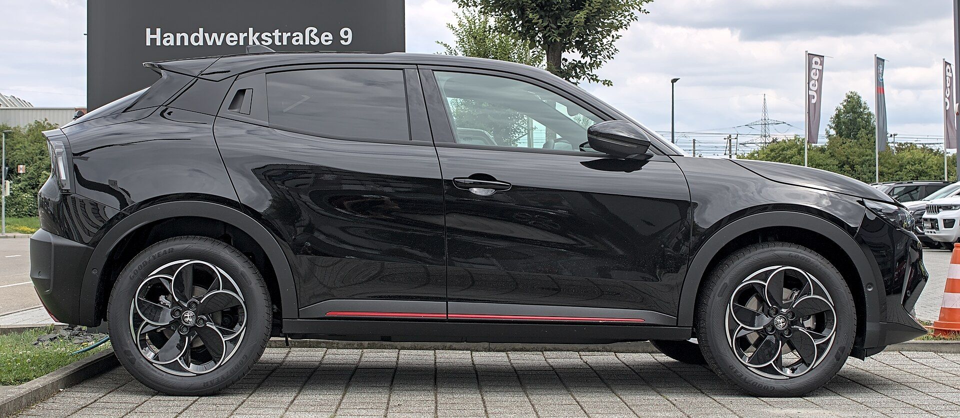 Alfa Romeo Junior Elettrica, Stuttgart'ta tam yan profil görünüm