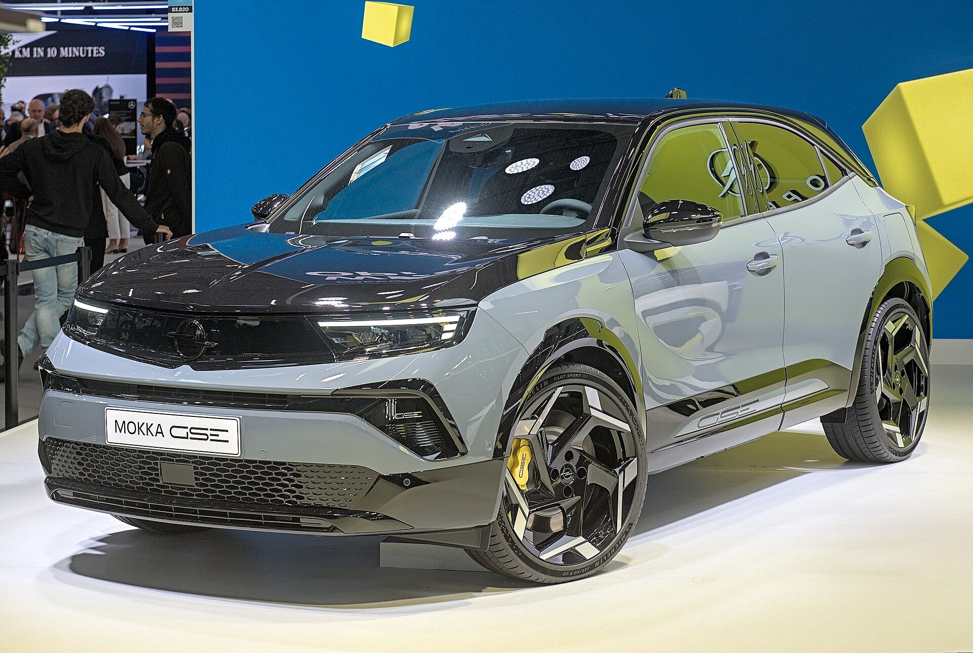 Opel Mokka GSE, IAA Münih 2025 fuarında görünüm, sarı fren kaliperleri
