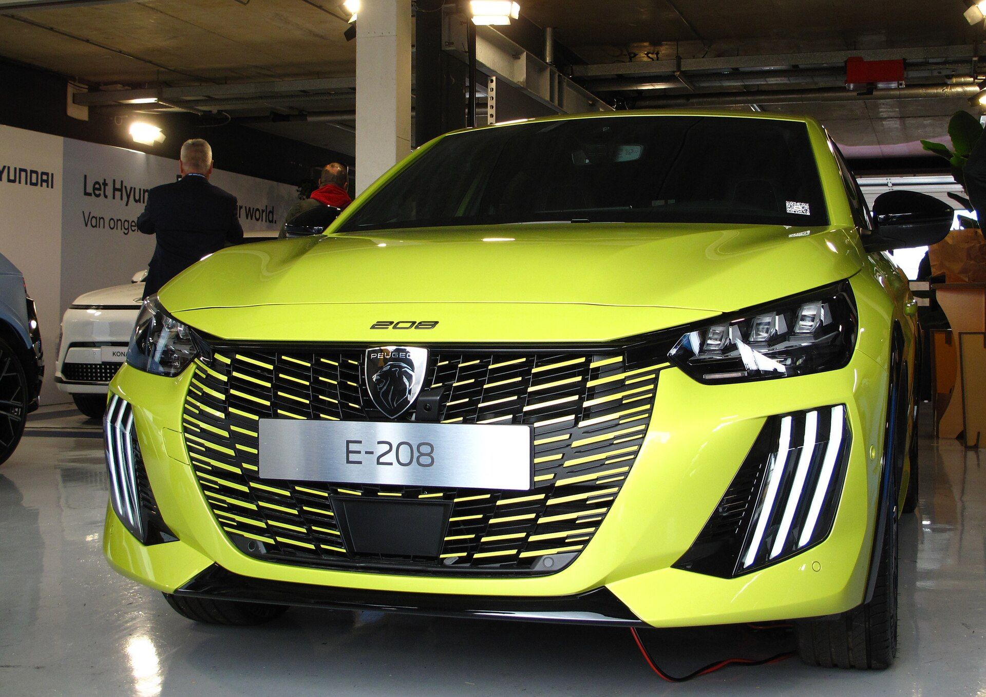 Sarı Peugeot E-208 (makyajlı), önden görünüm; EV Experience Zandvoort 2023