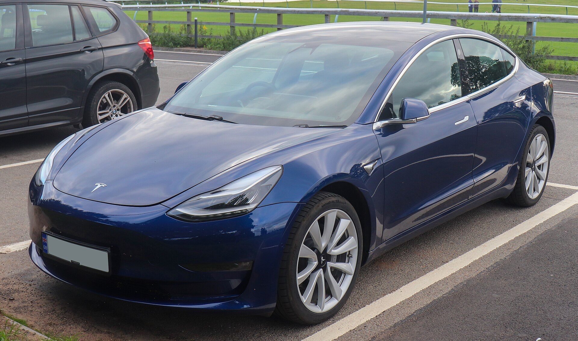 Mavi 2019 Tesla Model 3 Long Range AWD (makyaj öncesi), ön çapraz görünüm