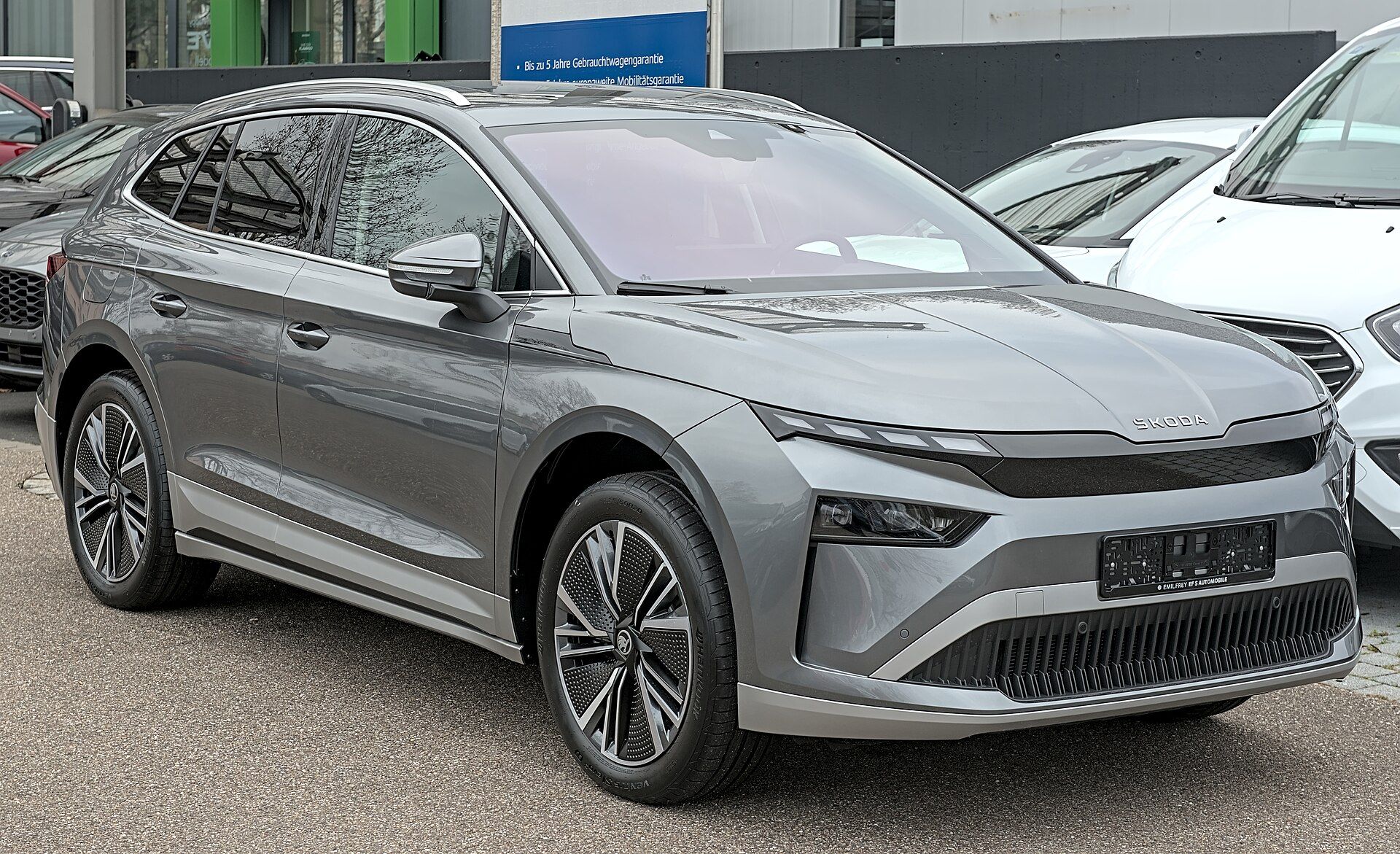 Škoda Enyaq (2025 facelift) gri, önden üç çeyrek görünüm